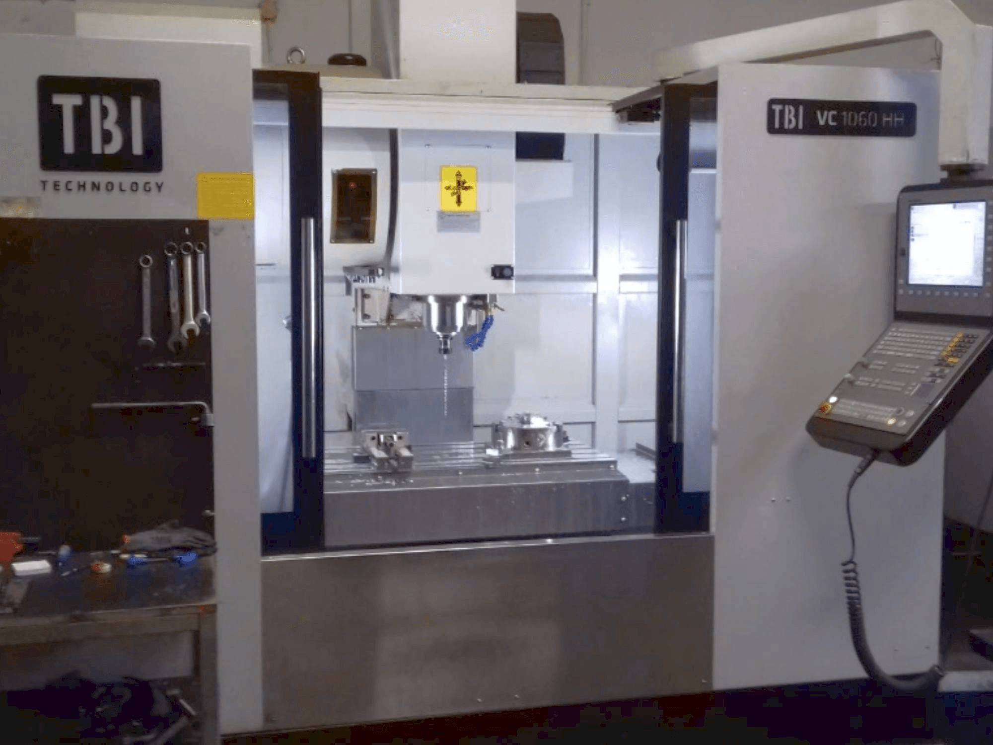 Frontansicht der TBI VC 1060 HH Maschine