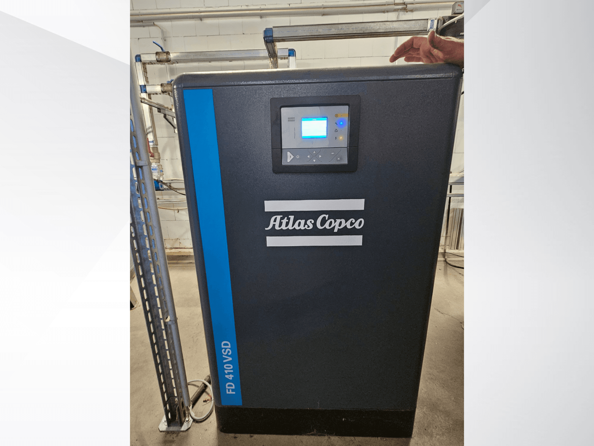 Atlas Copco Luftkompressor GA 110 VSD+ in der Frontansicht mit Digitalanzeige und blauen Akzenten zur einfachen Identifizierung.