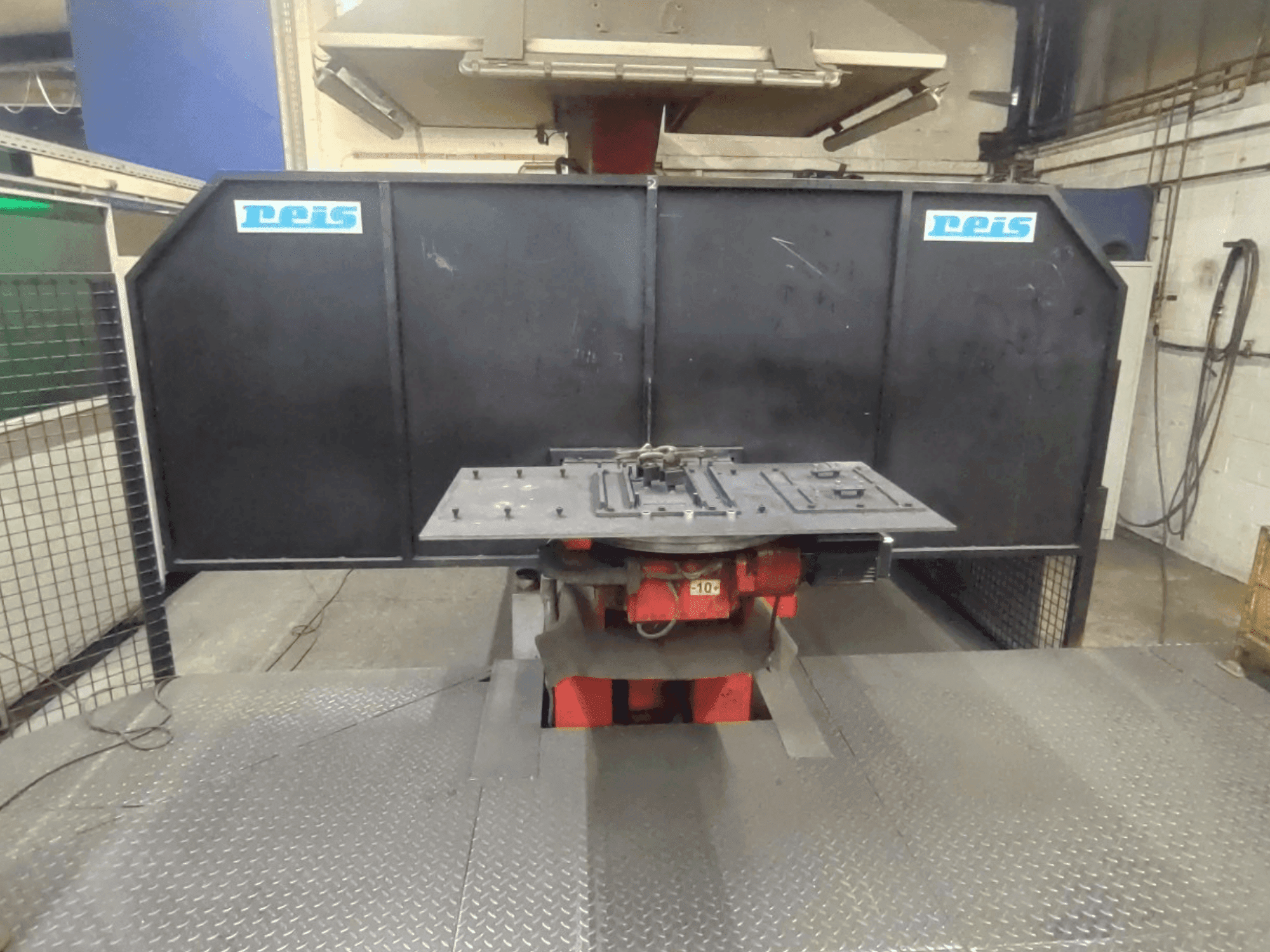 Frontansicht der Reis Robotics Robot System - RDT 40 / SRV 6 / RDT 40 Maschine