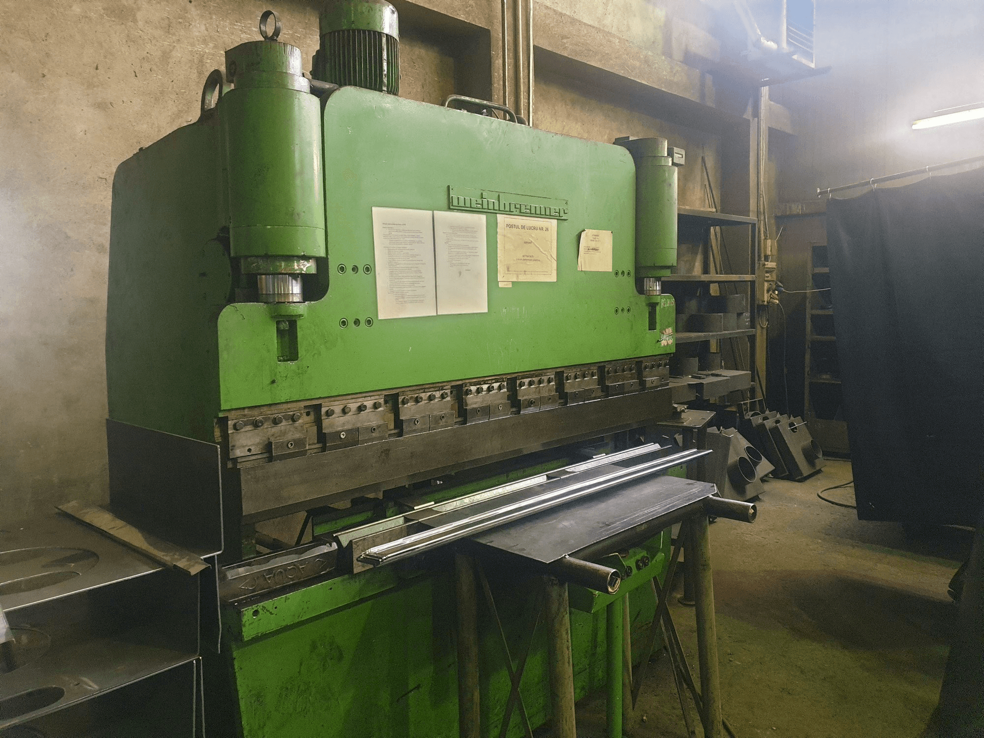 Frontansicht der Weinbrenner AP 50/2000 Maschine