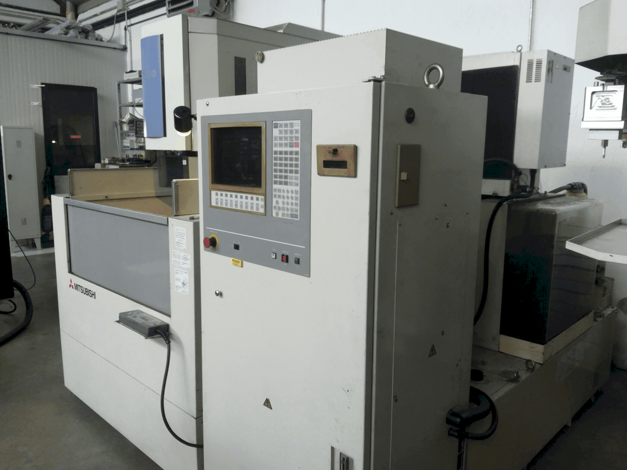 Frontansicht der Mitsubishi FX 20 Maschine