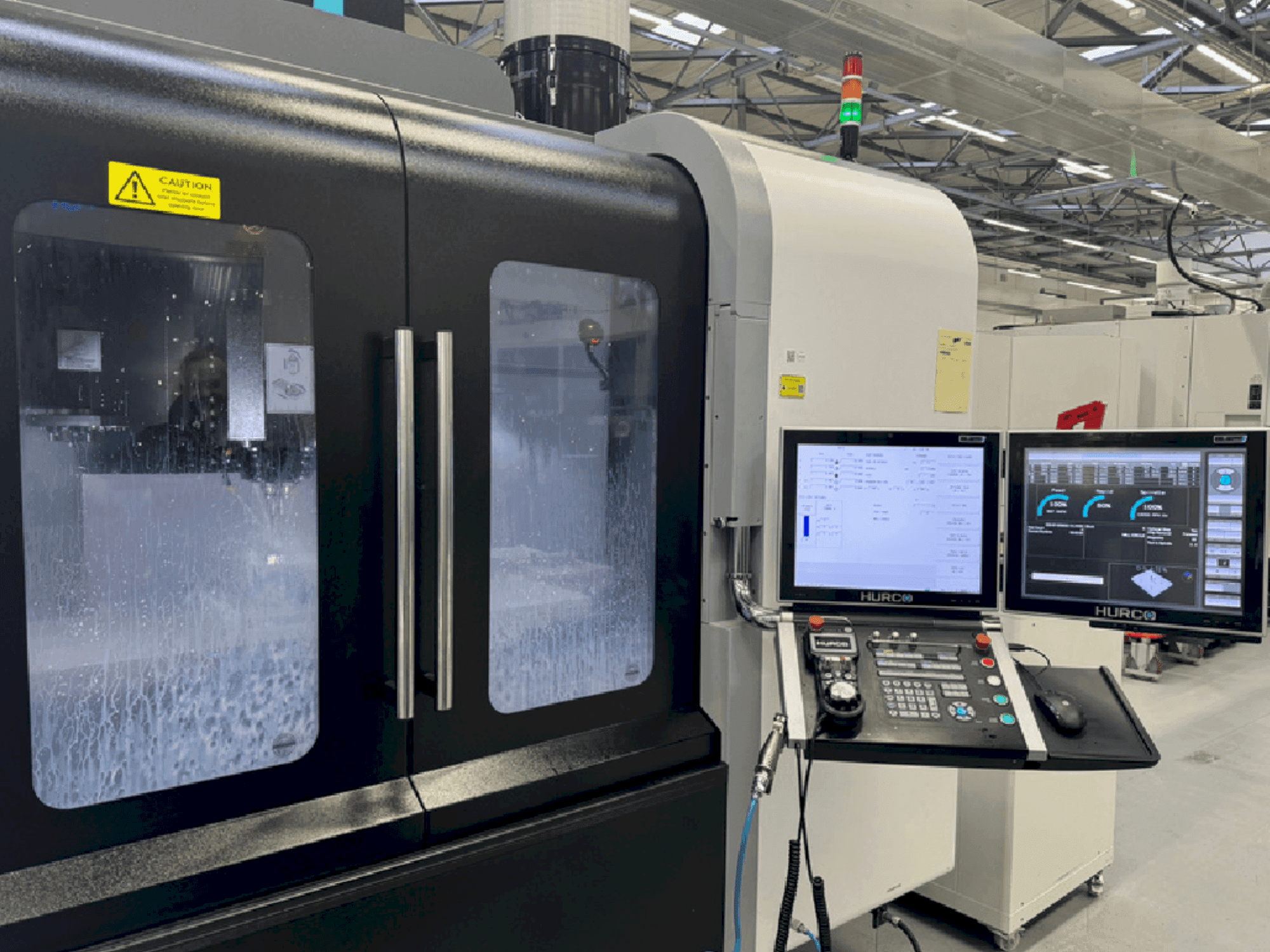 Frontansicht der Hurco VMX42HSRTi Maschine