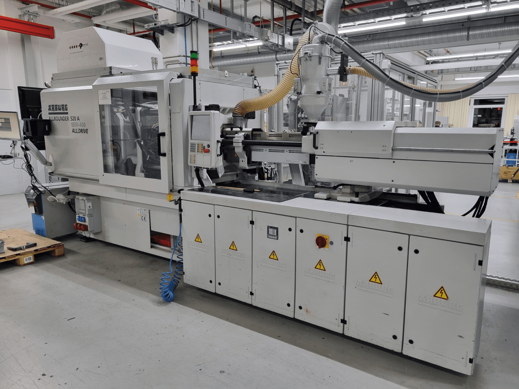 Arburg Allrounder 520 A Spritzgießmaschine, Seitenansicht, mit Bedienfeld und Sicherheitseinrichtungen.
