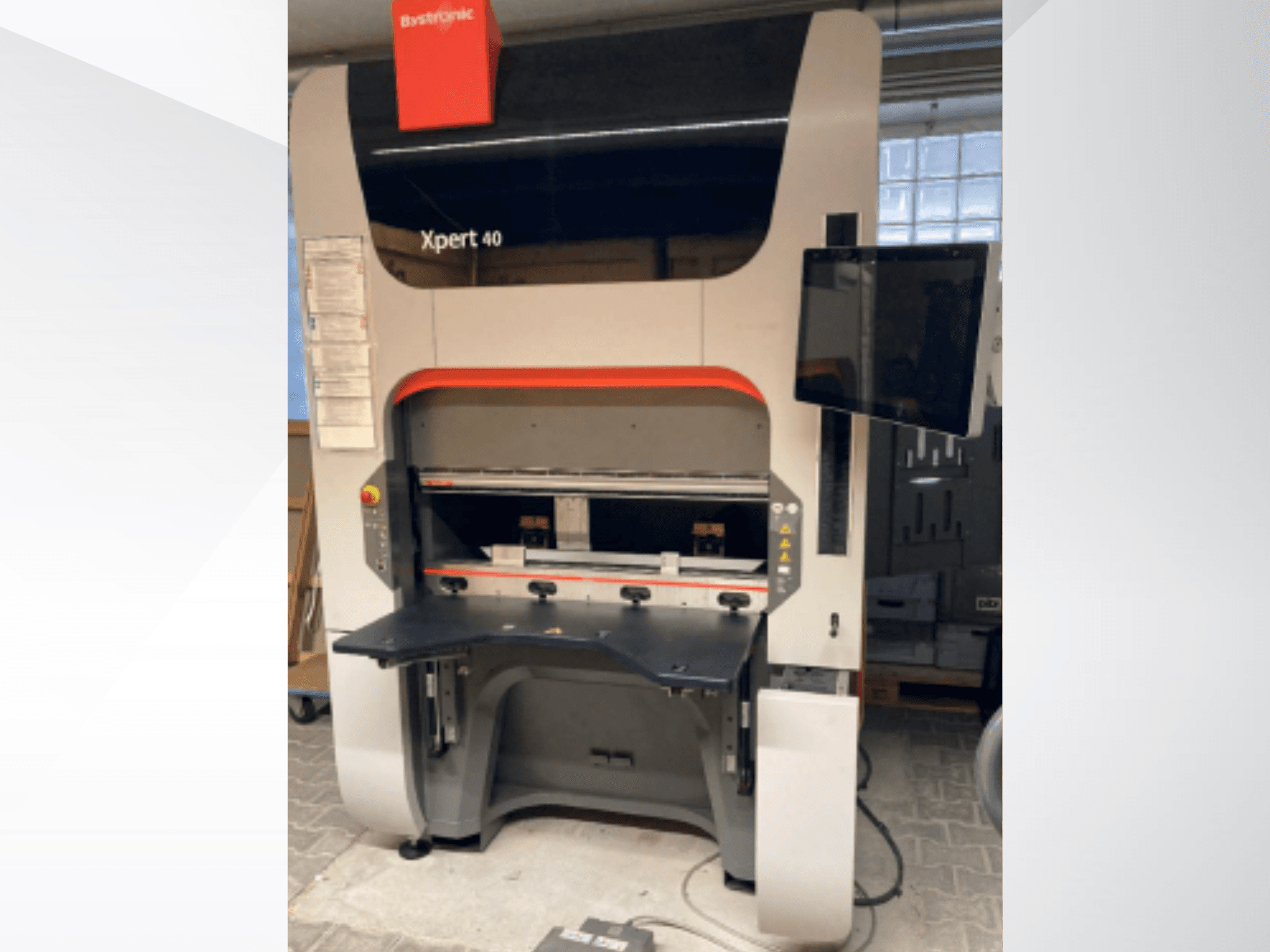 Bystronic Xpert 40/1030 Abkantpresse, Frontansicht, mit Bedientasten und seitlichem Display.