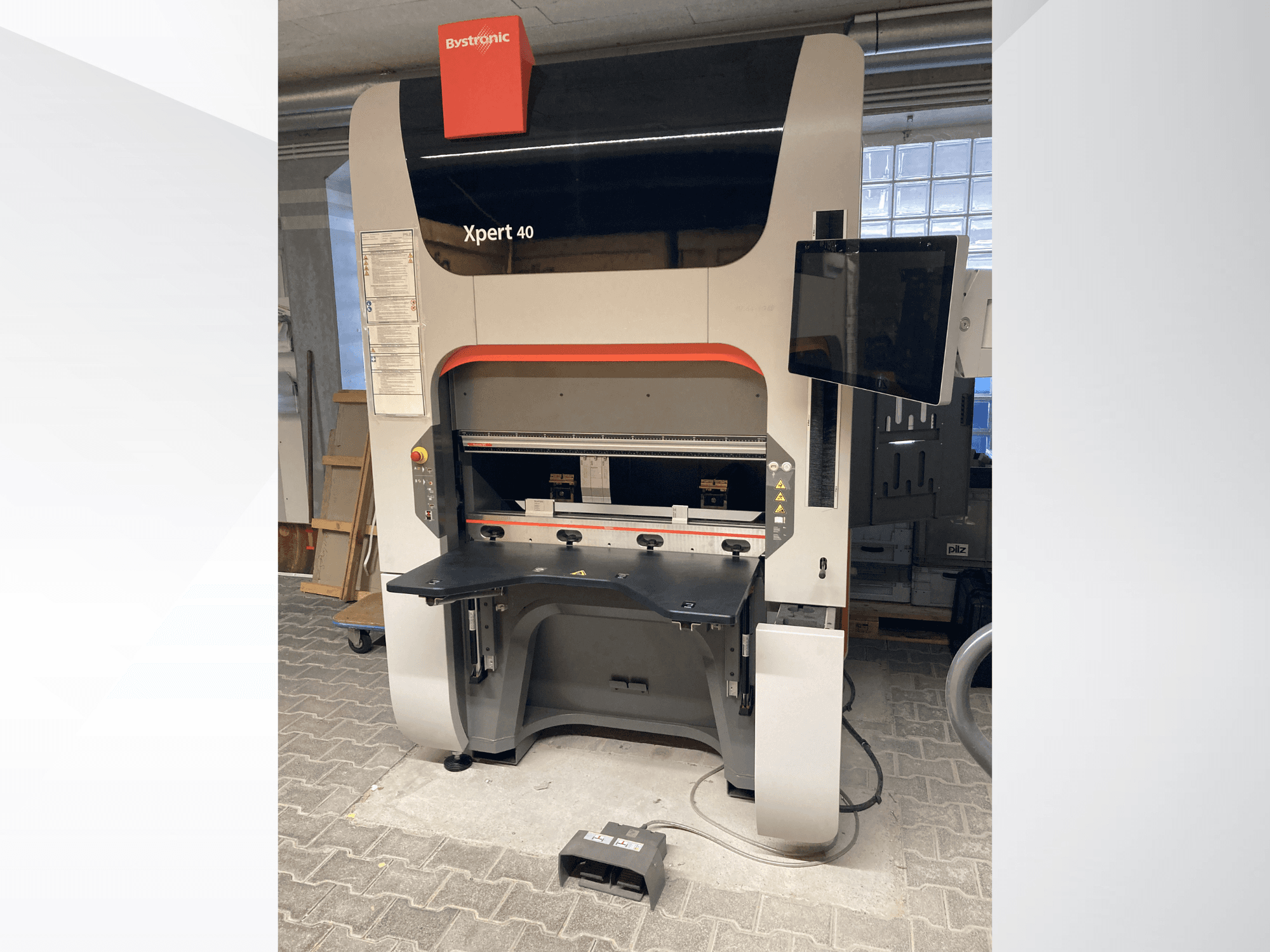 Bystronic Xpert 40/1030 Abkantpresse in der Vorderansicht, mit Bedienfeld, Arbeitsfläche und angeschlossenem Monitor.