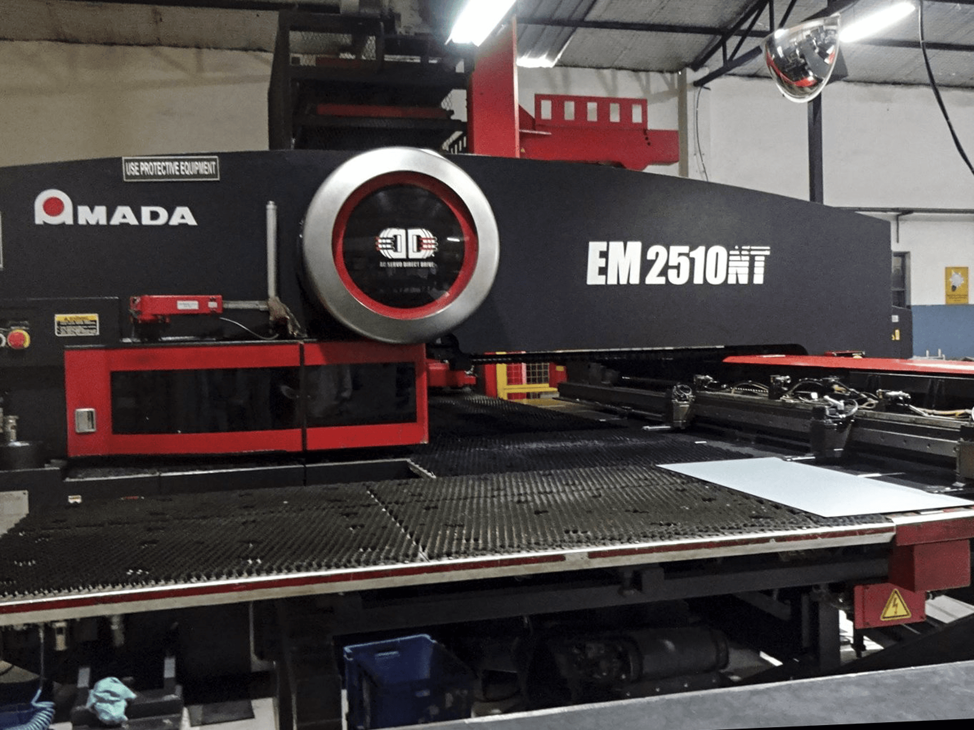 Frontansicht der AMADA EM2510NT Maschine