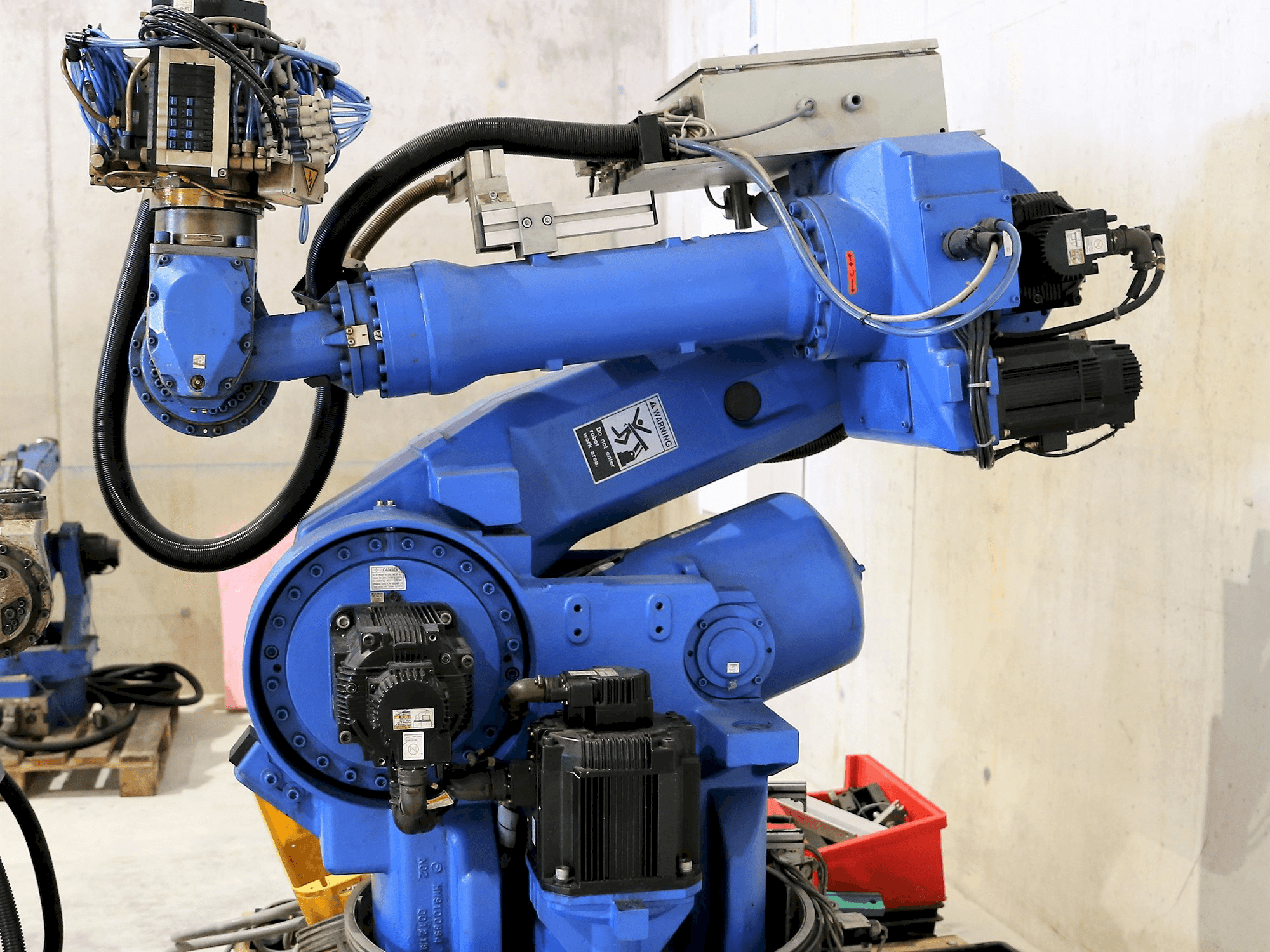 Frontansicht der Yaskawa Motoman UP130 Maschine