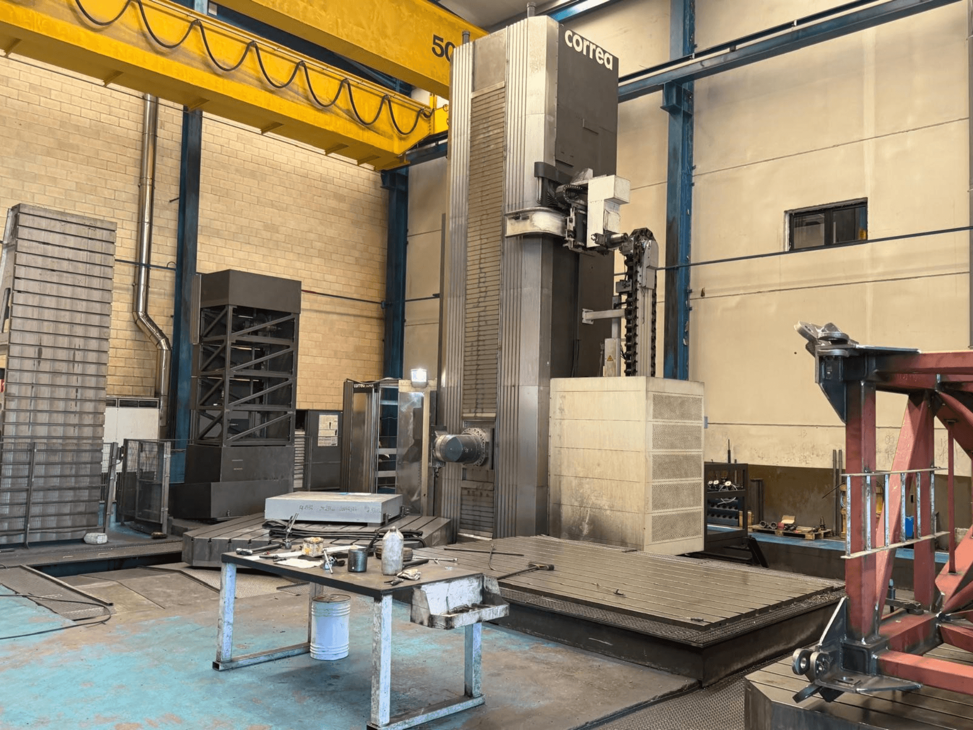 Das Universal-Bearbeitungszentrum Correa SUPRA 135 in einer Werkstatt, Vorderansicht, mit Blick auf die Maschine und den Arbeitsbereich.