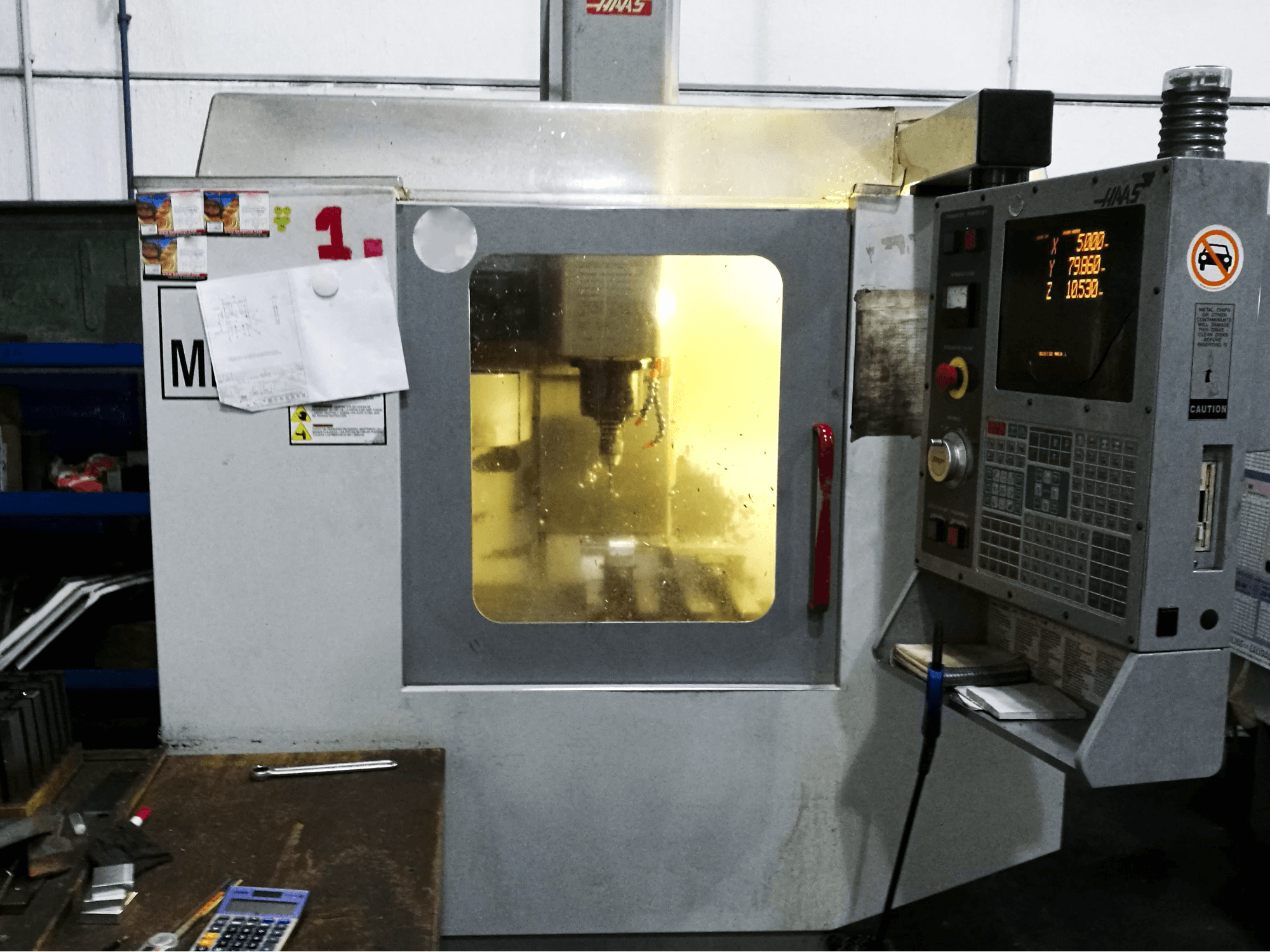 Rechte Ansicht der HAAS Mini-Mill HE Maschine