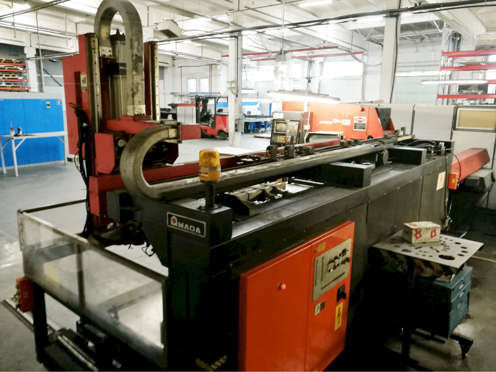 Linke Seitenansicht der AMADA ARIES 245 Maschine