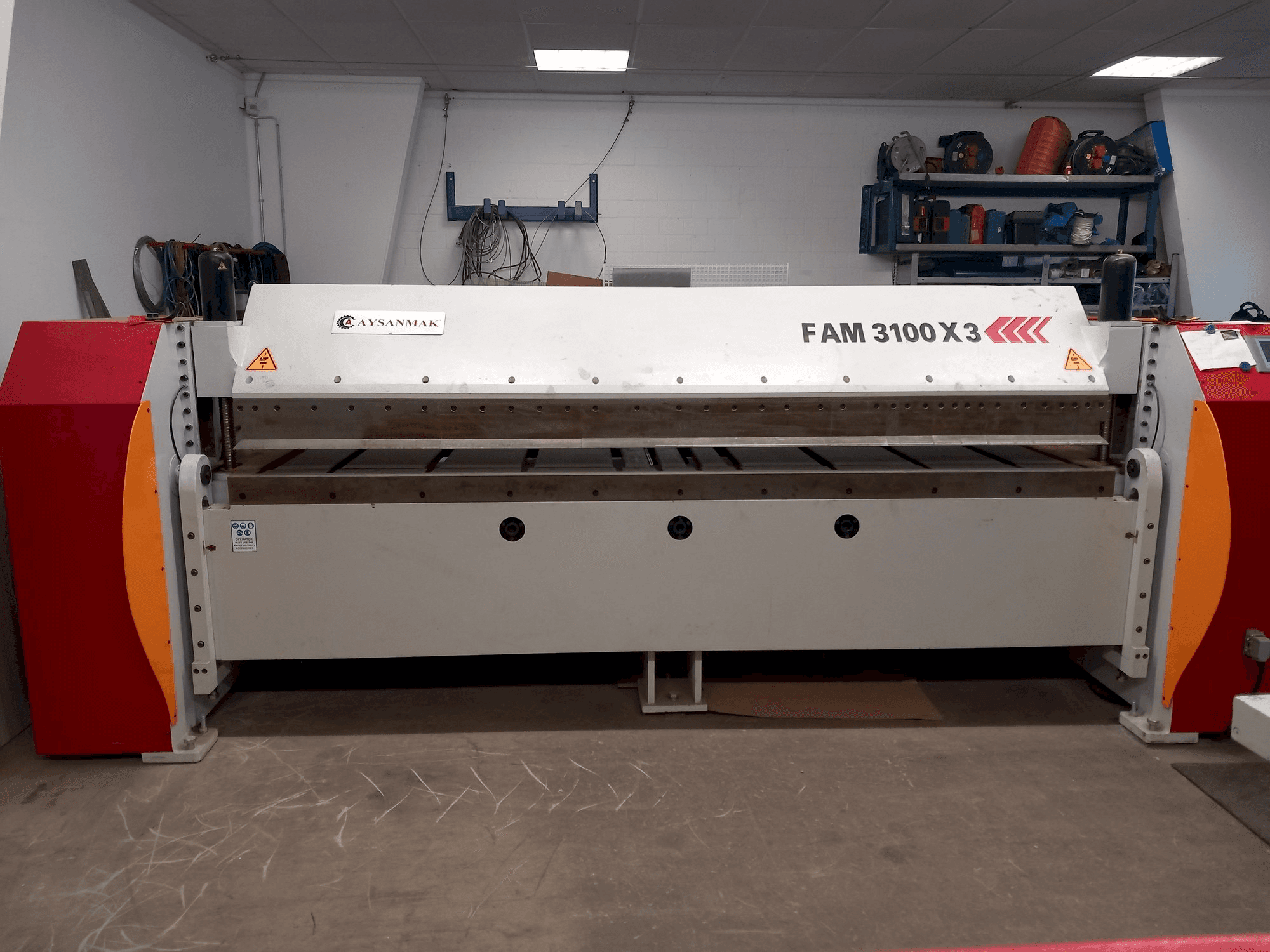 Frontansicht der AYSANMAK FAM 3100 X3 Maschine