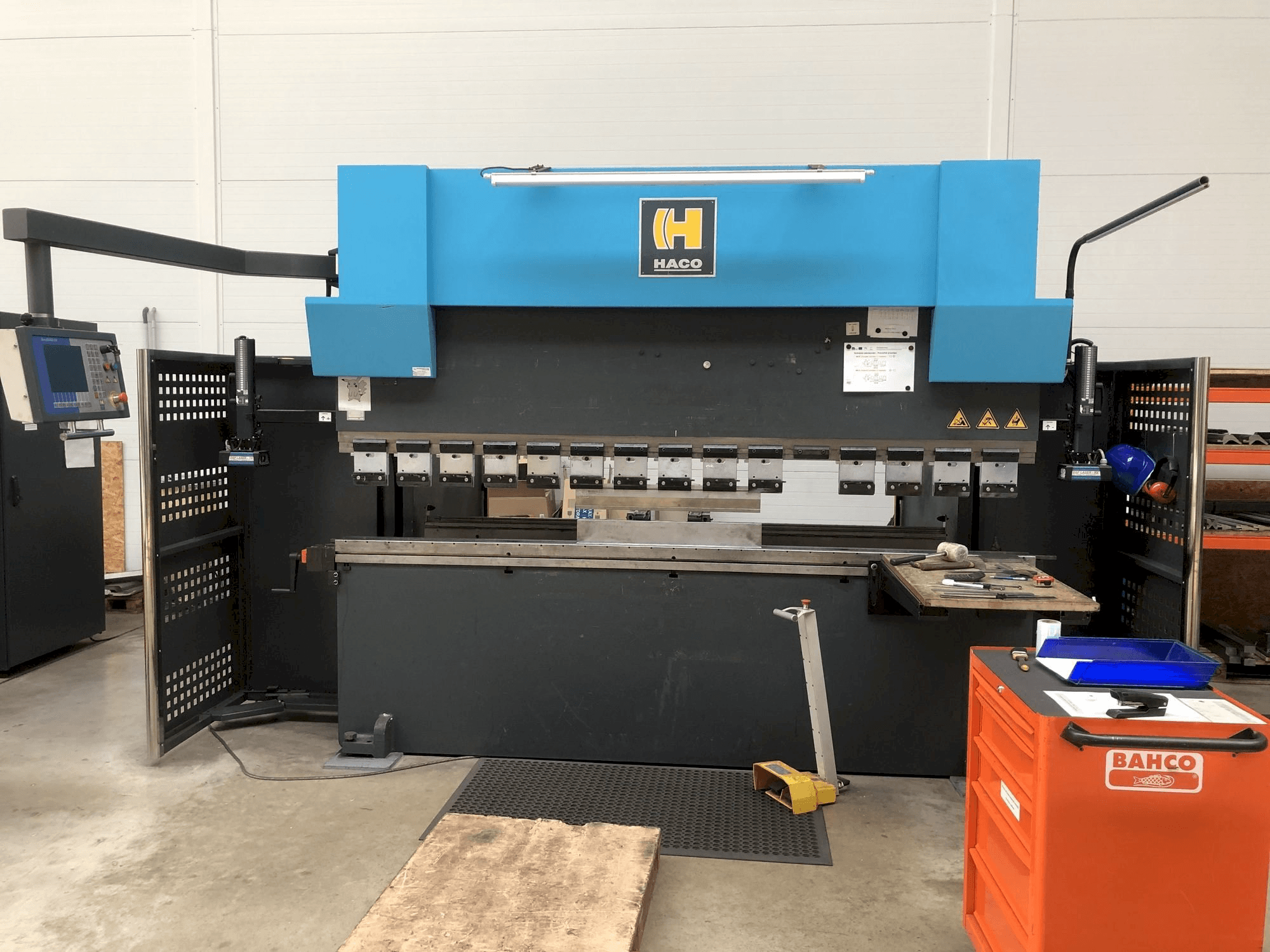 Frontansicht der HACO ERMS30250 Maschine