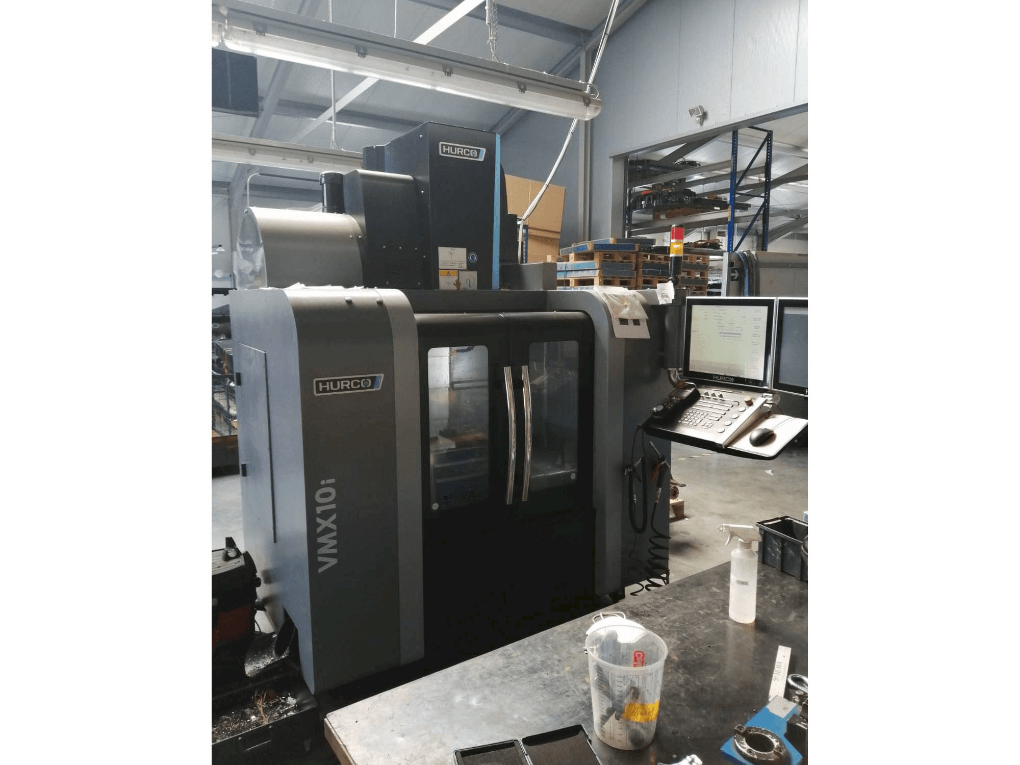 Frontansicht der Hurco VMX10i Maschine