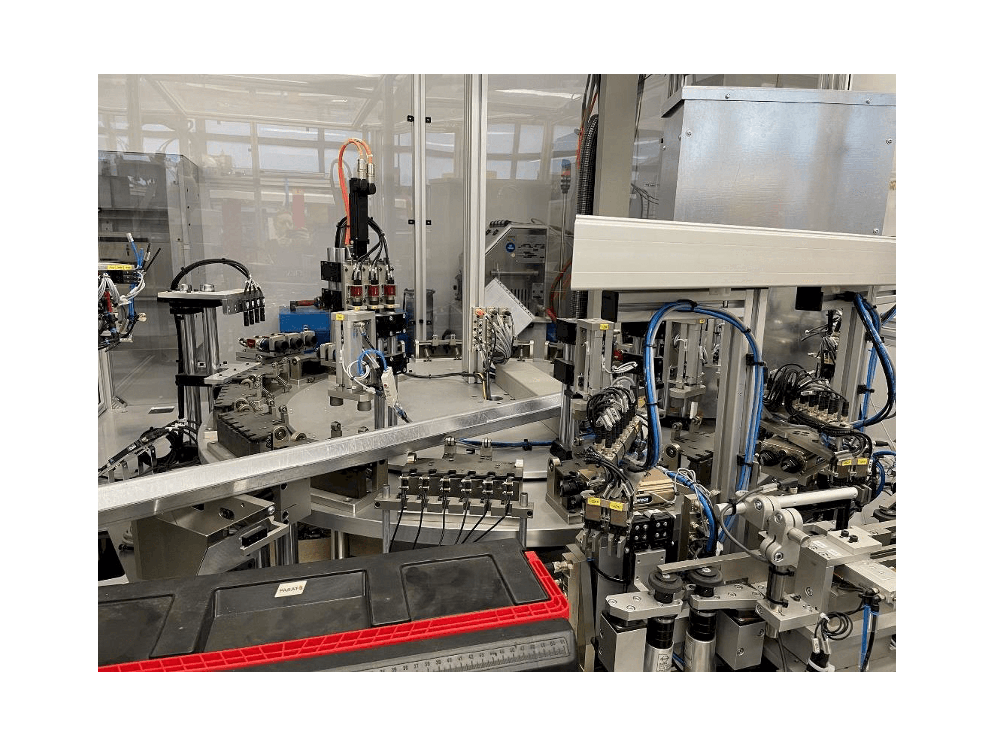 Frontansicht der TEAM AUTOMATION BERLIN Tattoo Needle Testing System Maschine