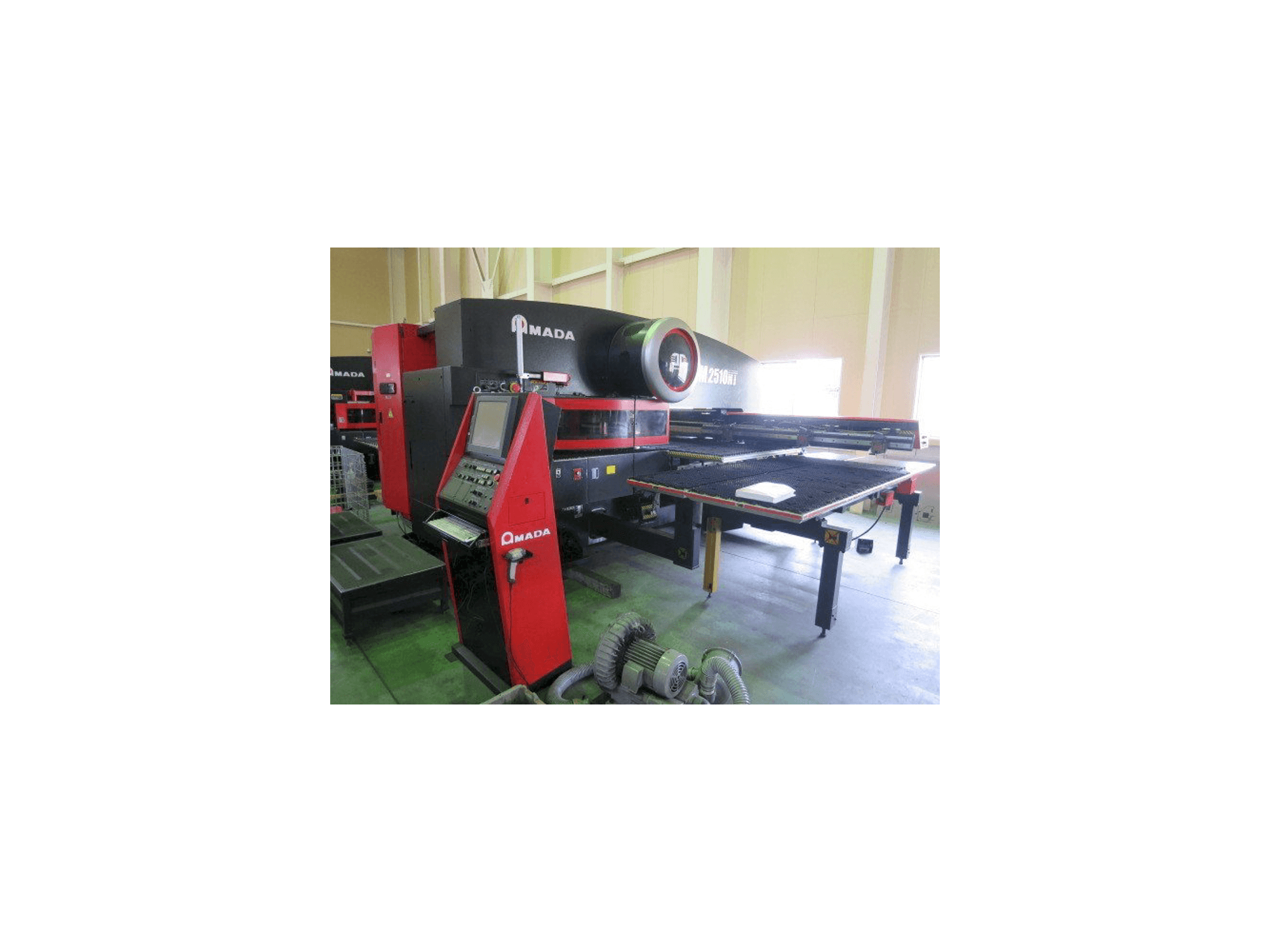 Frontansicht der AMADA EM 2510NT Maschine