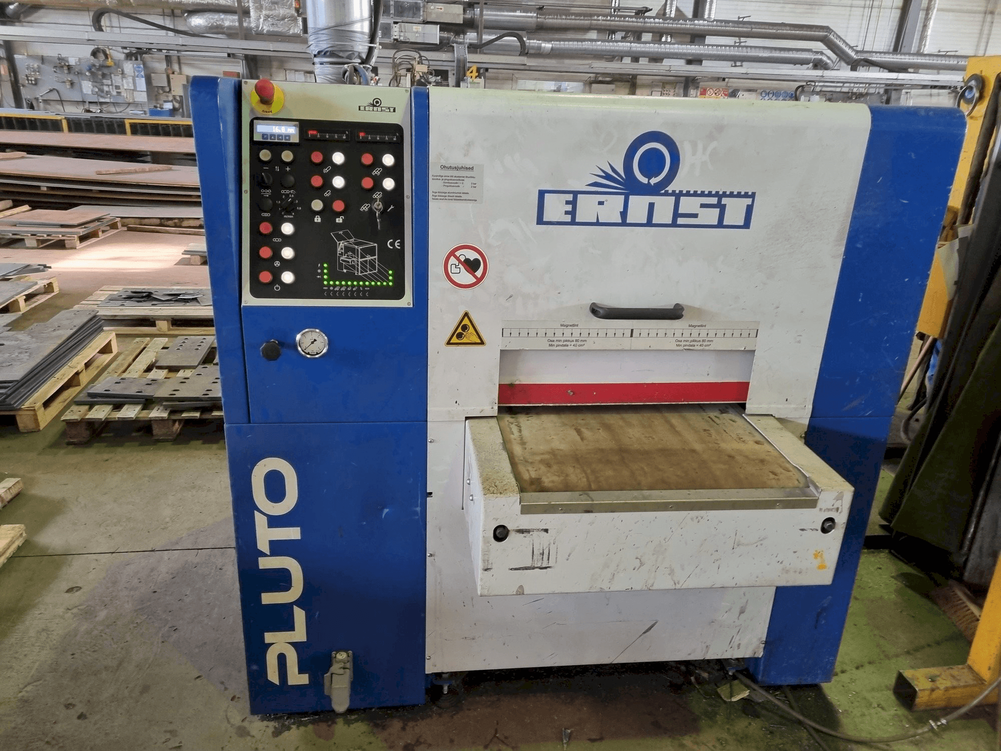 Frontansicht der ERNST PLUTO ELL 600 Maschine