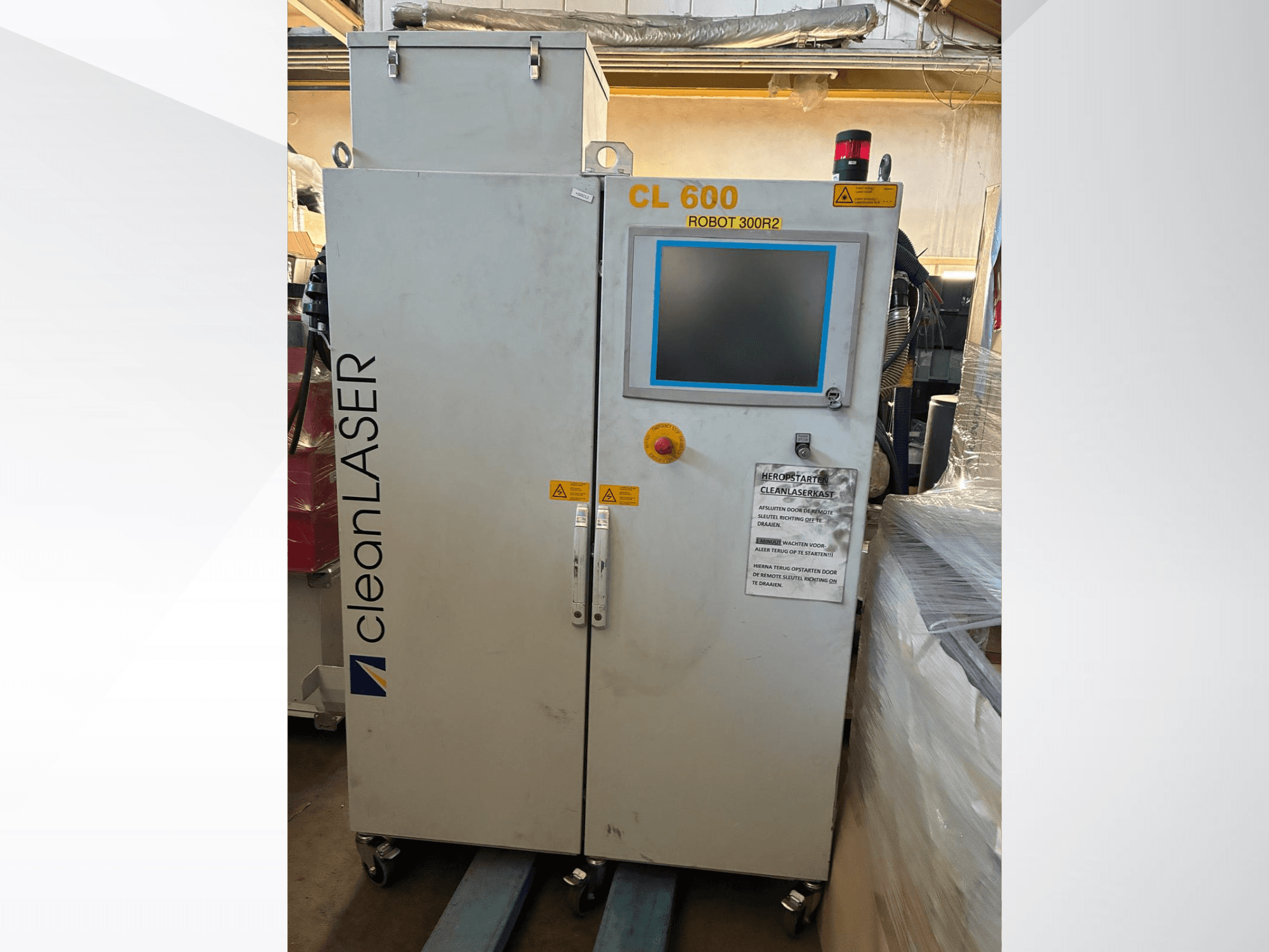 Das Automatisierungssystem CLEAN LASER CL 600 in der Vorderansicht mit LCD-Display, Warnaufklebern und Bedientasten an der Tür.
