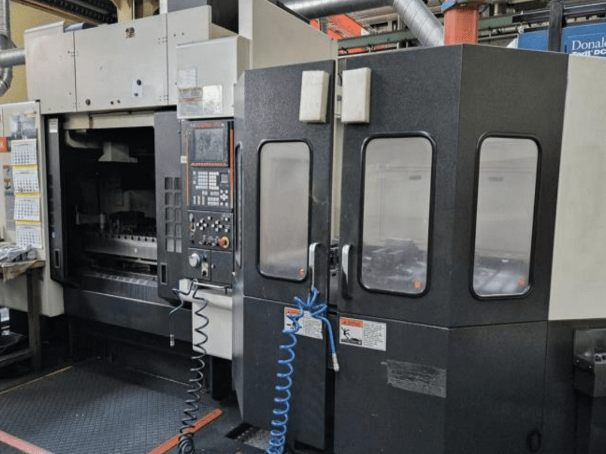 Mazak V515/40N Vertikal-Bearbeitungszentrum in der Frontansicht, mit Bedienfeld und geschlossenem Arbeitsbereich.