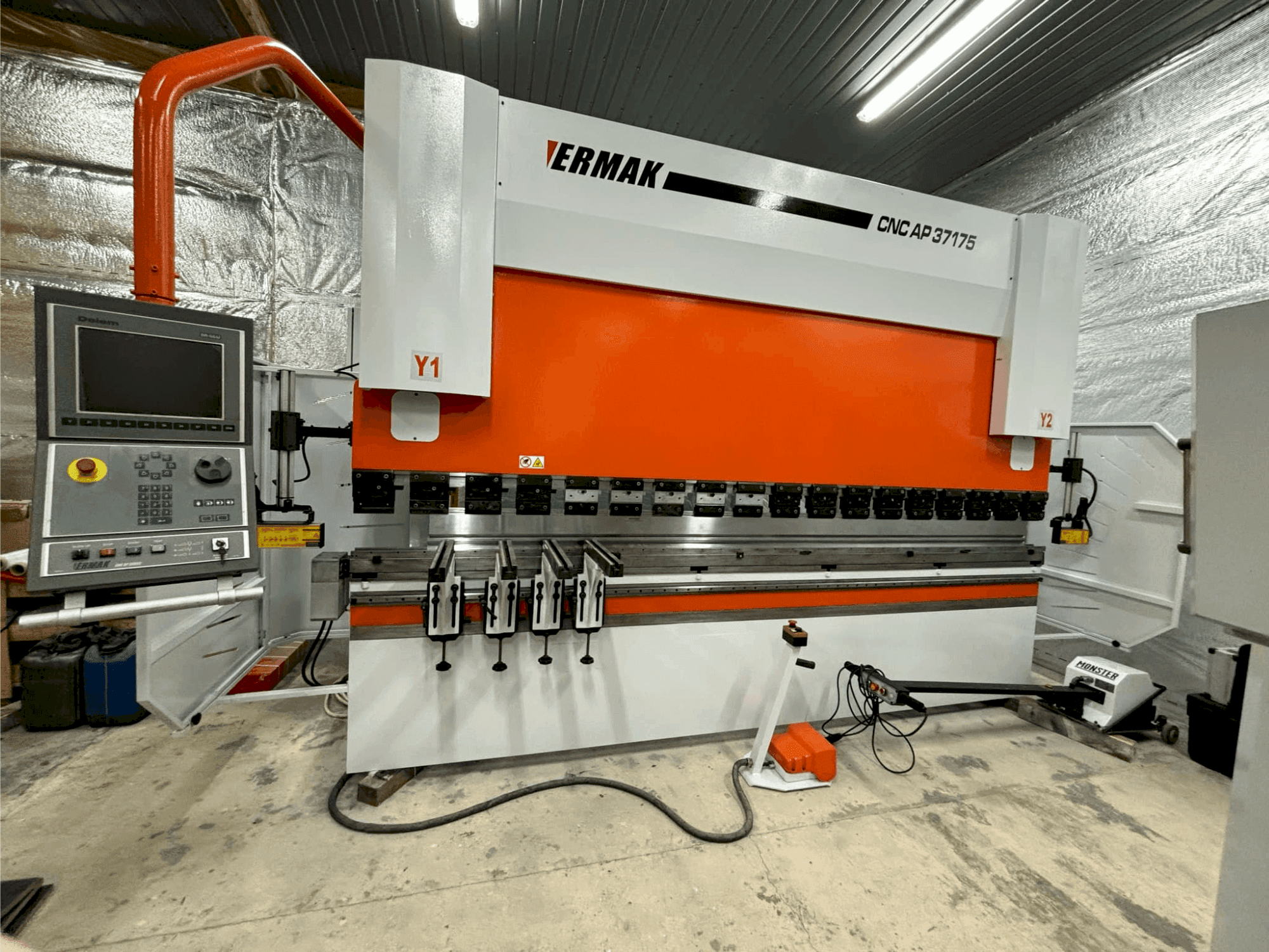 Frontansicht der ERMAKSAN CNC AP 3760X175 Maschine