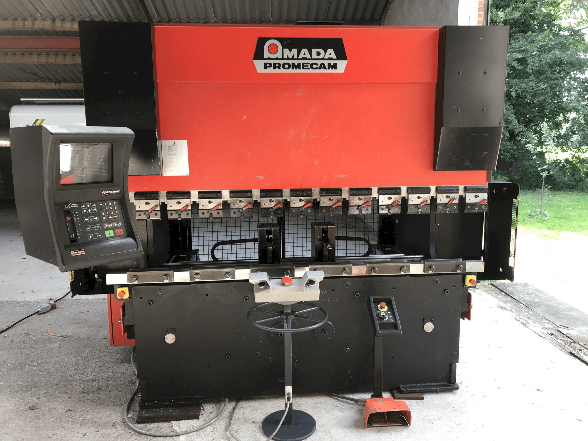 Frontansicht der AMADA Promecam HFBO Maschine