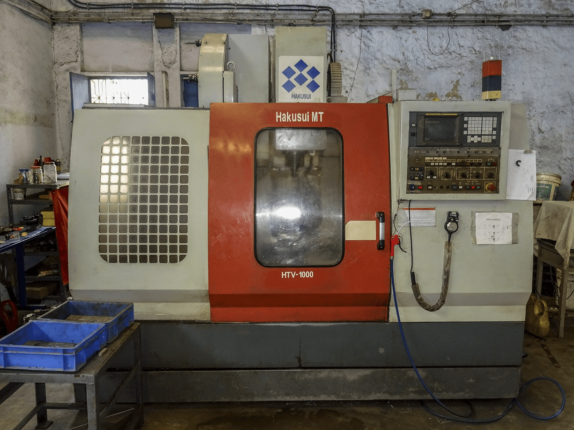 Frontansicht der HAKUSUI HTV-1000 Maschine