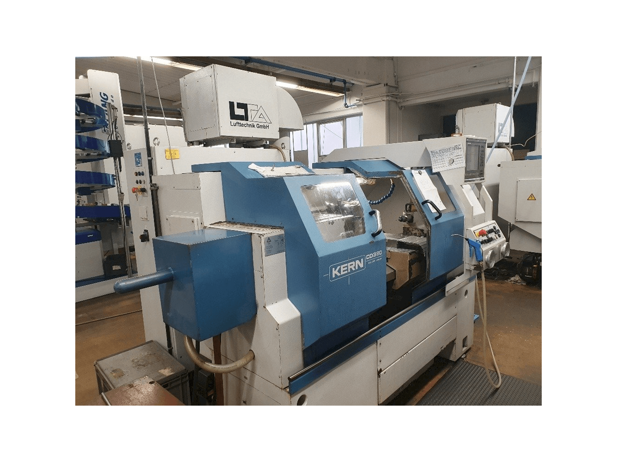 Linke Seitenansicht der DTM CD 320 Maschine