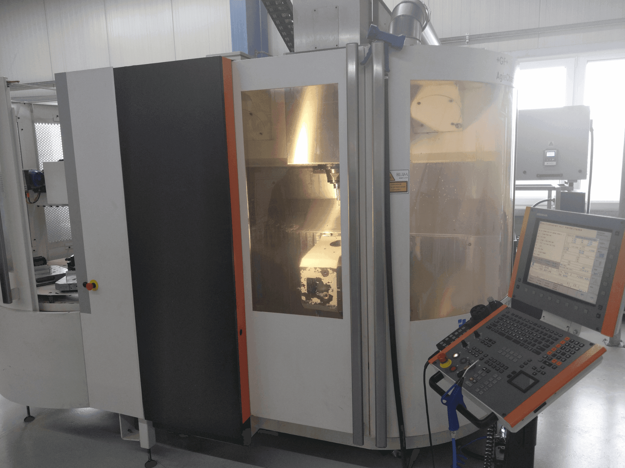 Frontansicht der +GF+ AGIE CHARMILLES MIKRON UCP 600 Vario Maschine