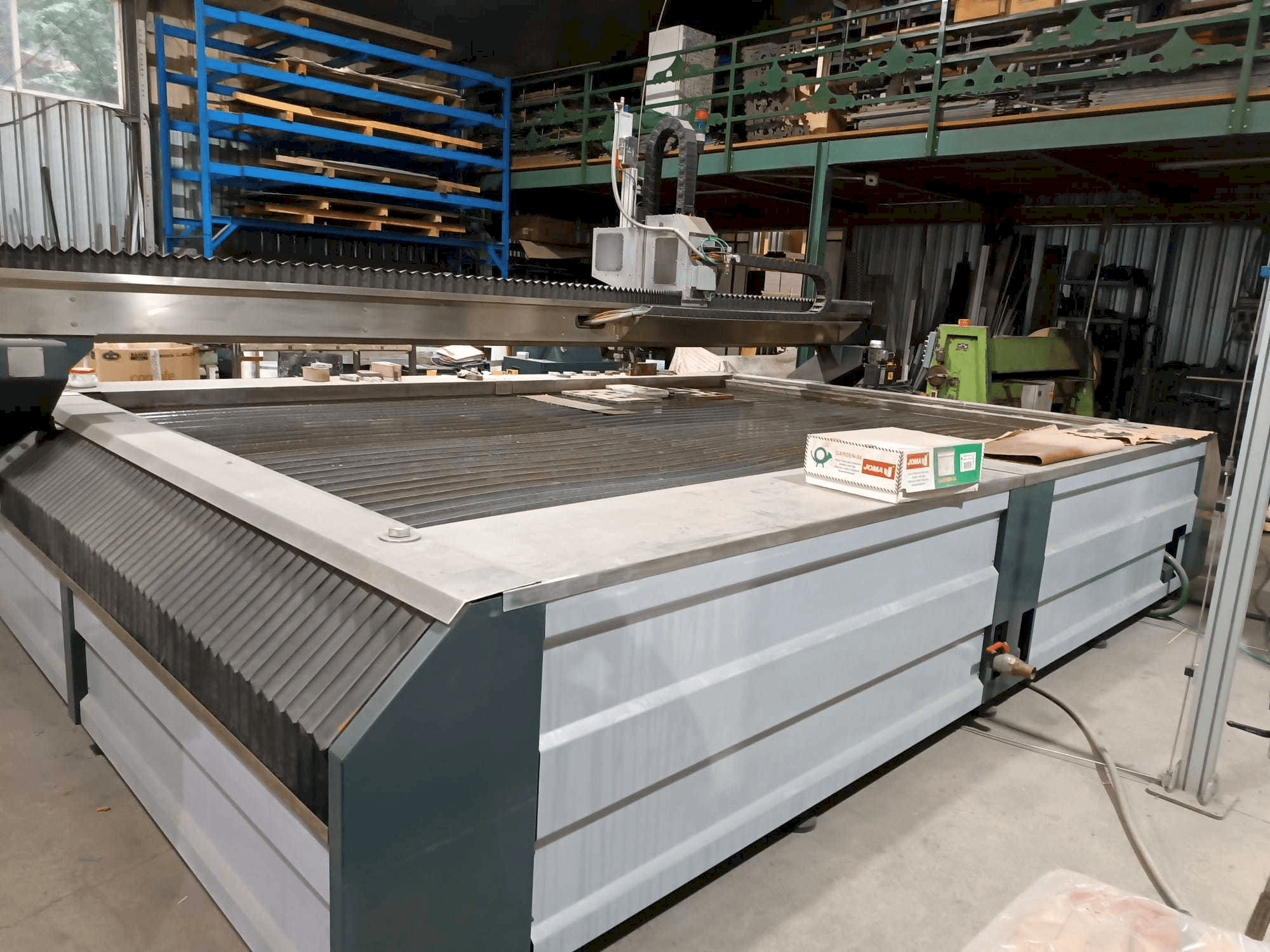Frontansicht der SOITAAB Waterjet IP-20 Maschine