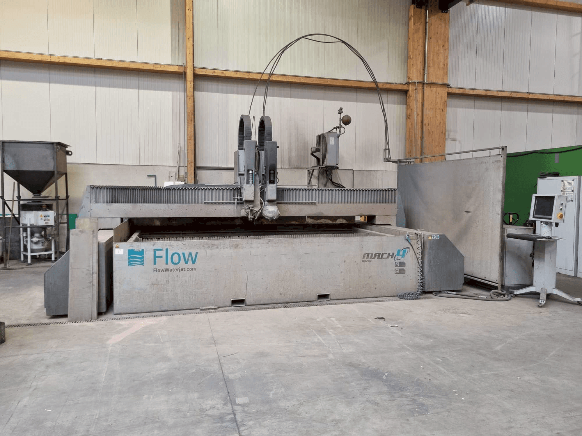 Frontansicht der Flow WMC 2 4020 Mach 4 Maschine