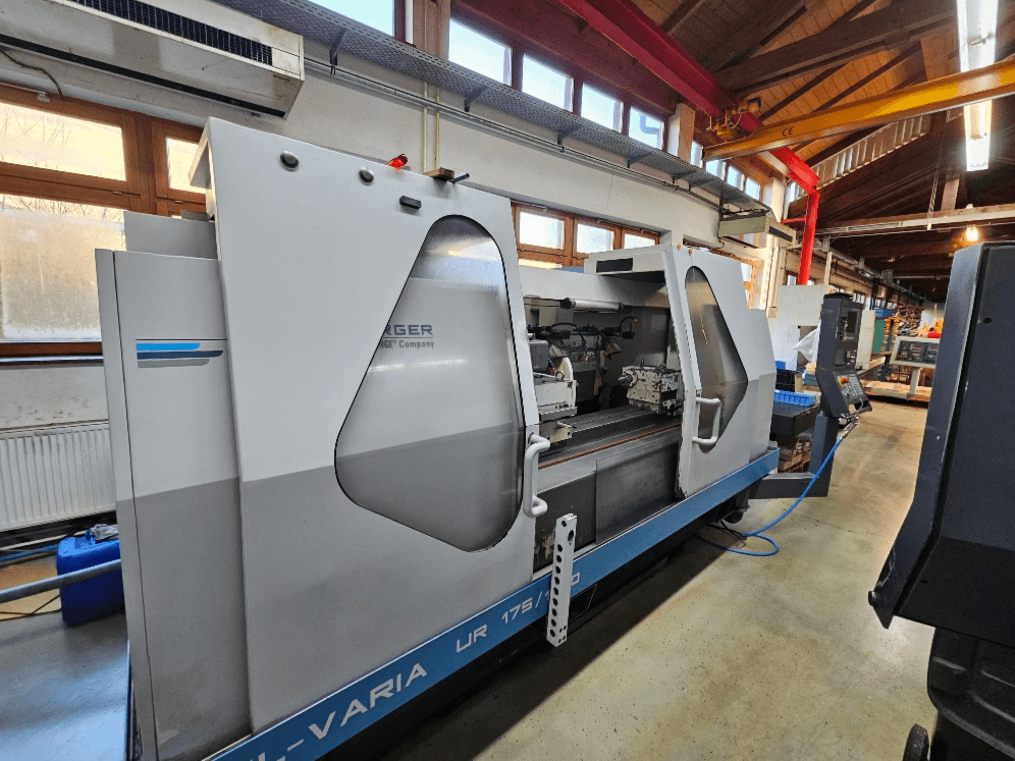 CNC-Maschine von Burg, Modell UR 175/300, Seitenansicht. Zeichnet sich durch ein schlankes Design mit sichtbaren Bedienelementen und Arbeitsbereich aus.