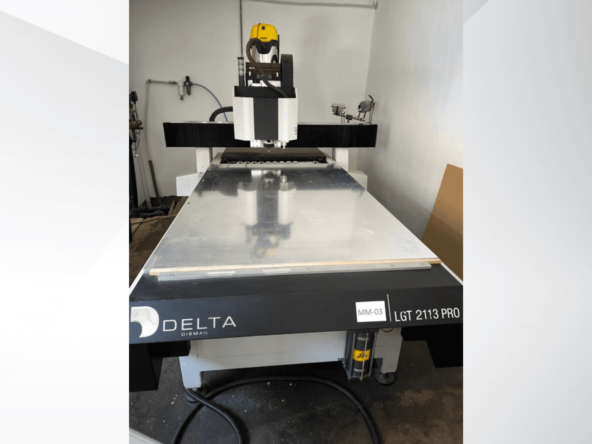 Delta LGT2113 PRO Portalfräsmaschine, Vorderansicht, mit Details zur Aluminiumoberfläche und zum Bedienfeld.