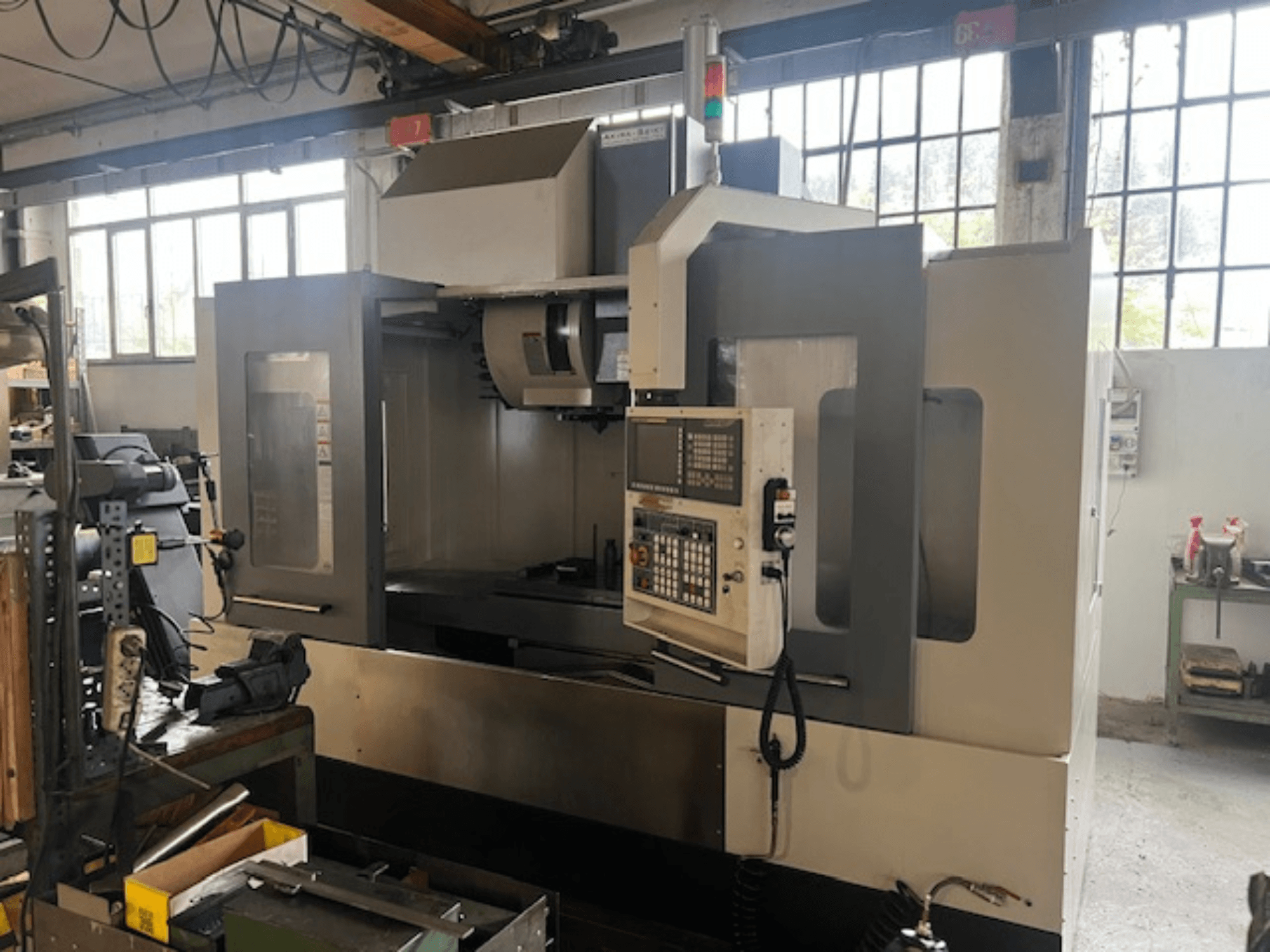 Hightech-CNC-Fräsmaschine, Vorderansicht, mit digitaler Steuerung, grundlegenden Sicherheitsanzeigen und kompakter Bauweise.