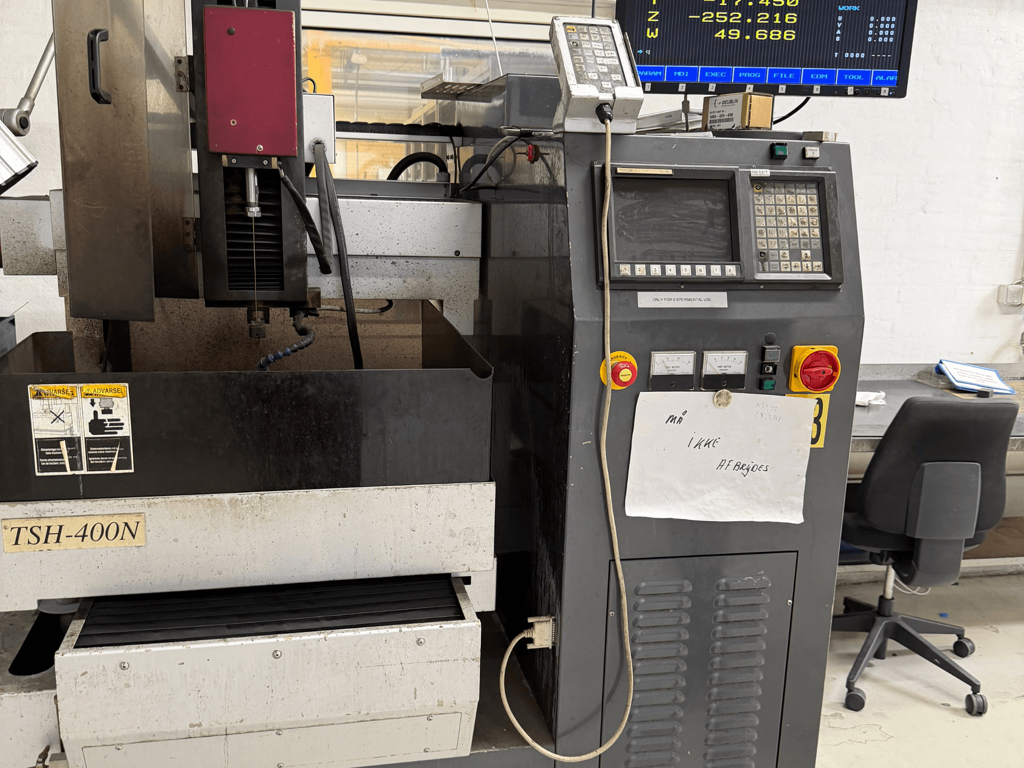 Senkerodiermaschine TOPEDM TSH-400N, Vorderansicht mit Bedienfeld, Bearbeitungsbereich und Betriebsanzeigen.