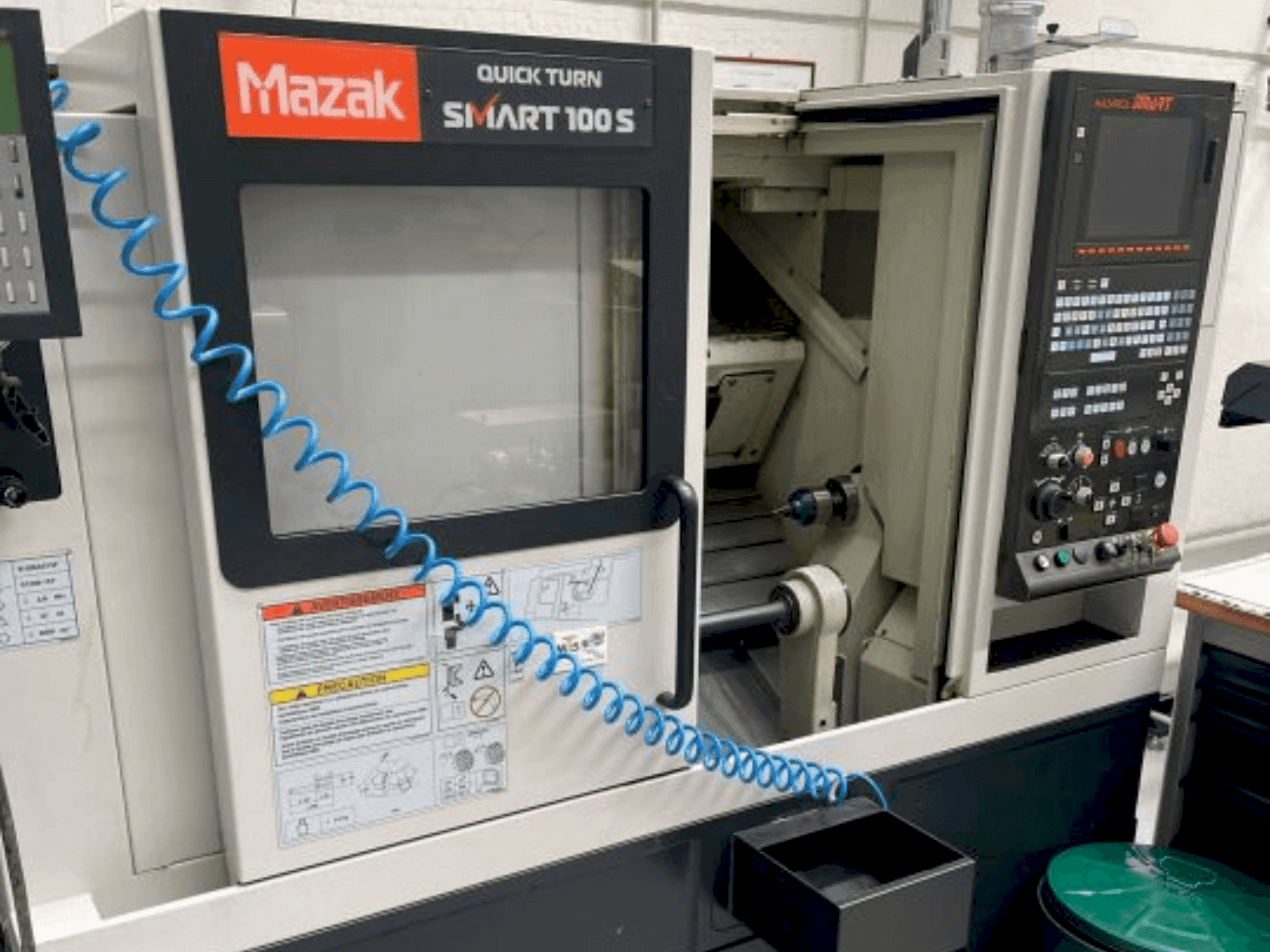 Frontansicht der Mazak QT SMART-100 Maschine