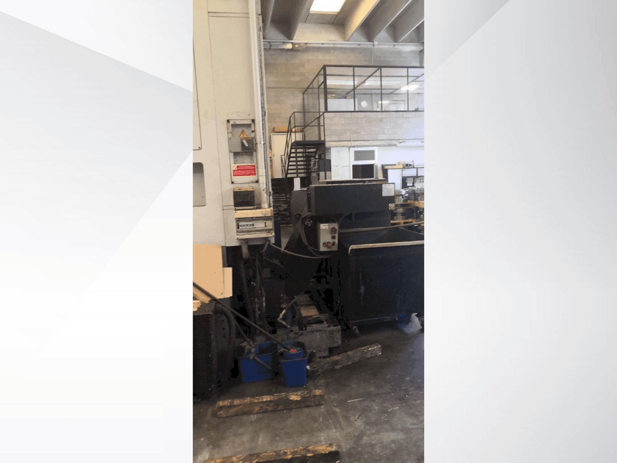 Frontansicht der DOOSAN VT 900 Maschine