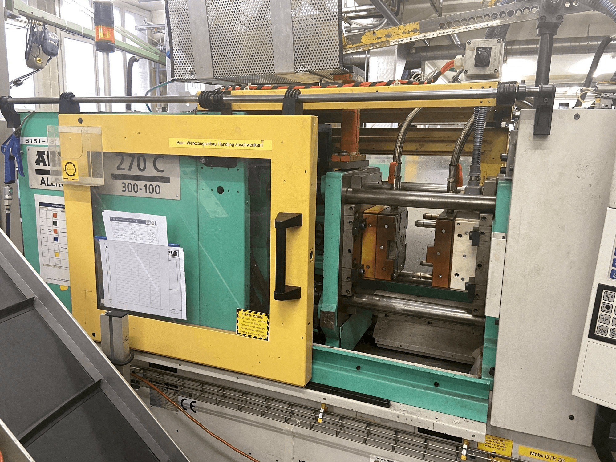 Frontansicht der Arburg 270 C 300-100 Maschine