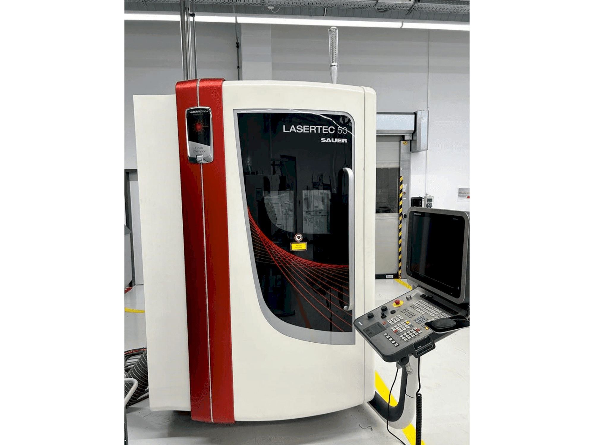 Frontansicht der DMG SAUER LASERTEC 50 Maschine
