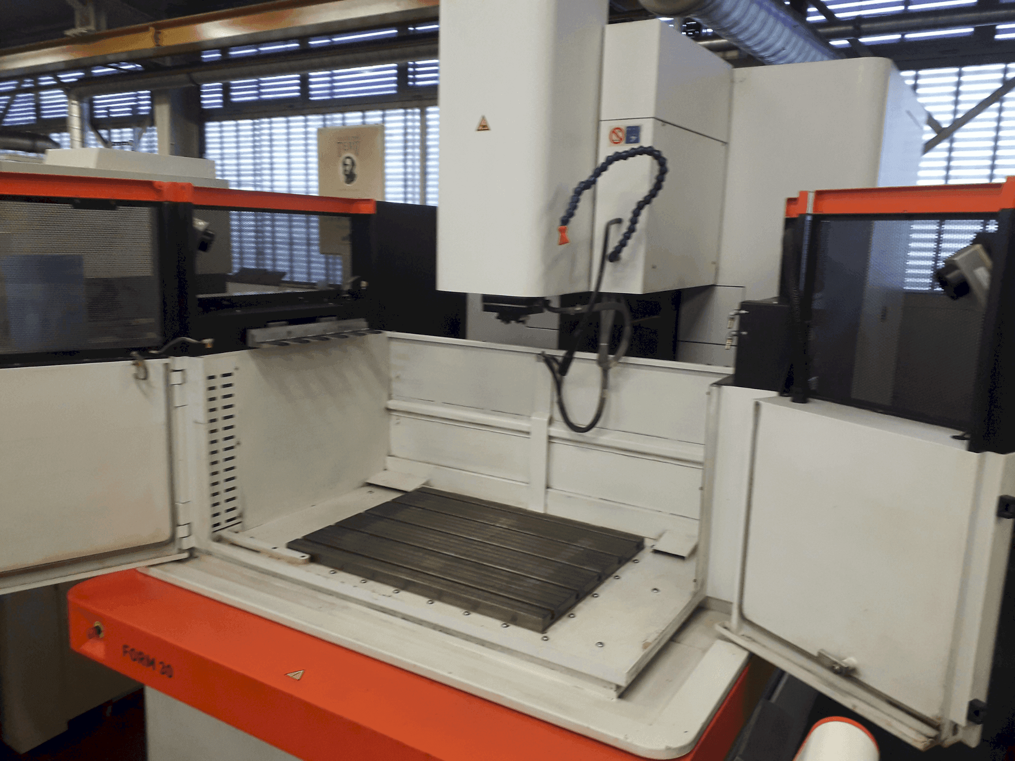 Frontansicht der AgieCharmilles FORM 30 Maschine