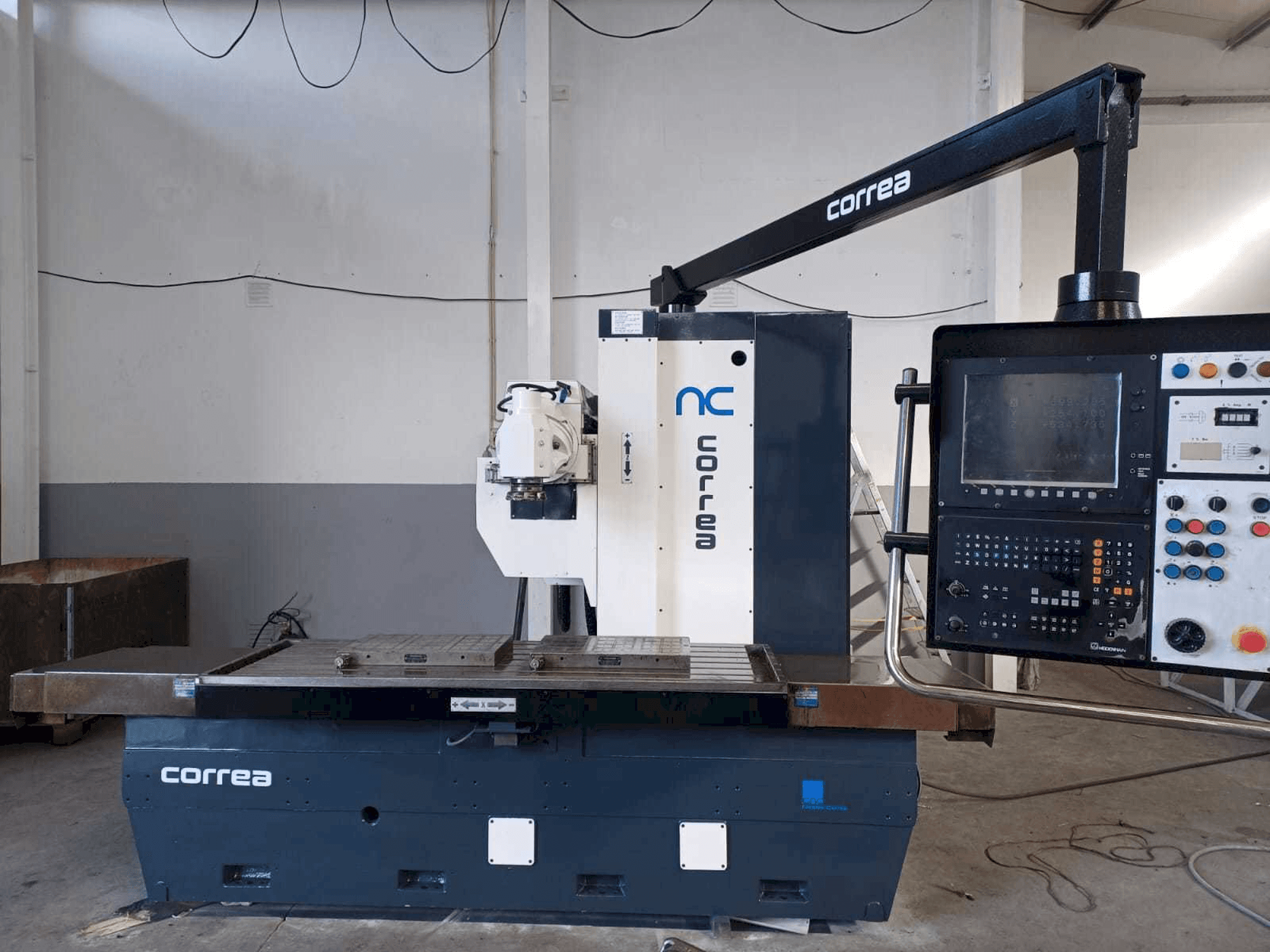 Frontansicht der Nicolas Correa CF-15 Maschine