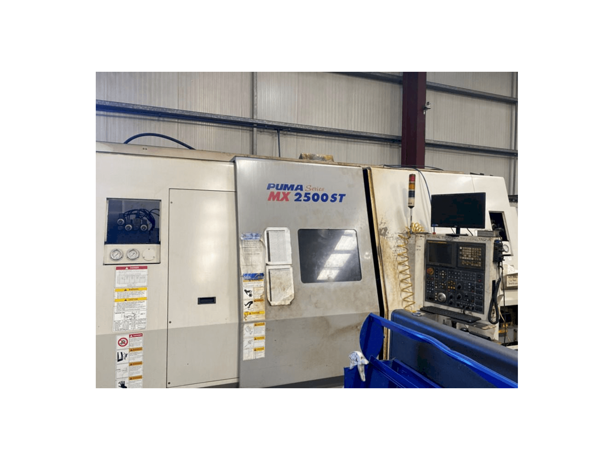 Frontansicht der DAEWOO PUMA MX2500ST Maschine