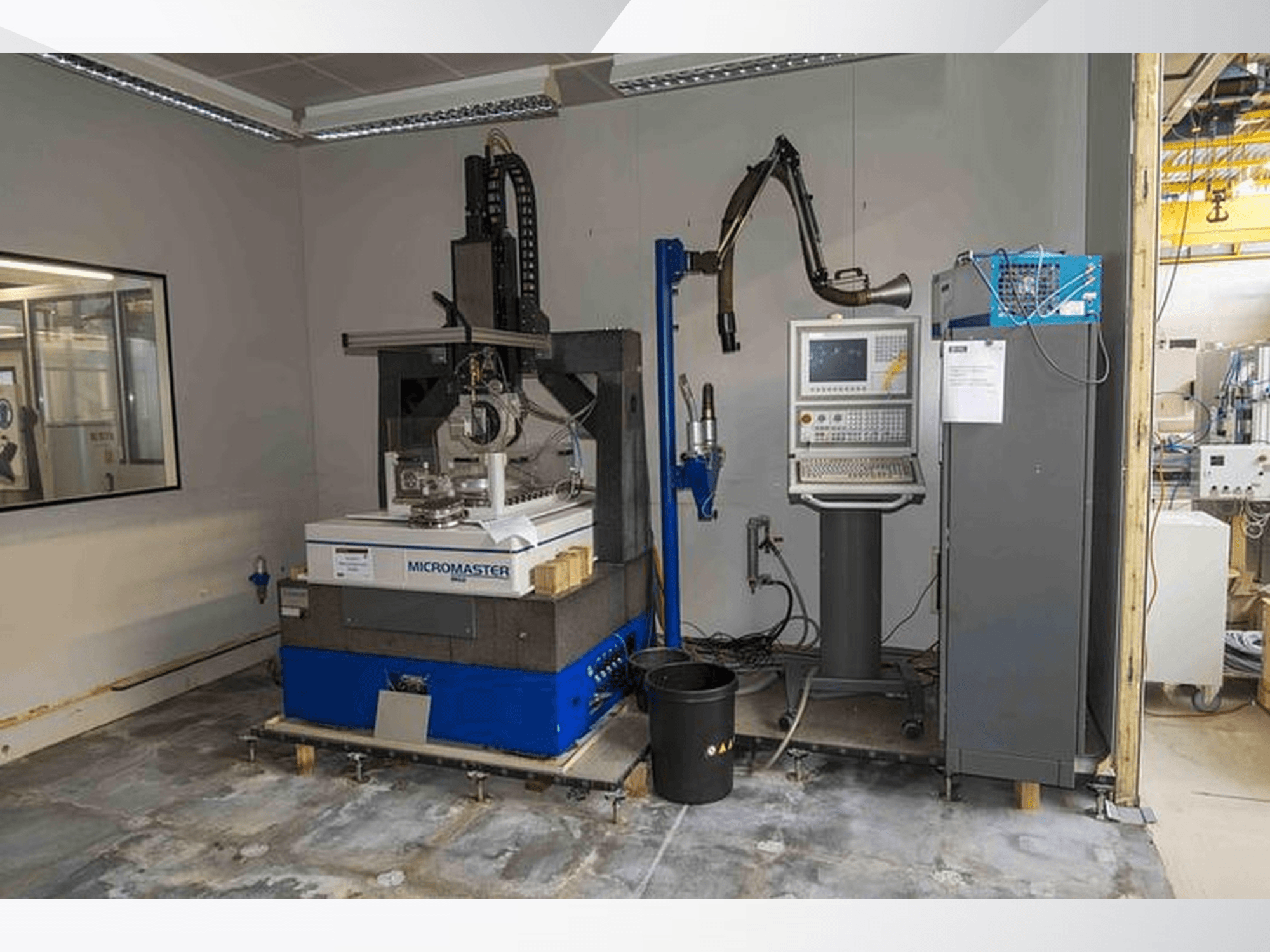 KUGLER Micromaster MG2-Flachschleifmaschine in einer Werkstatt, Vorderansicht mit Bedienfeld und Roboterarm daneben.