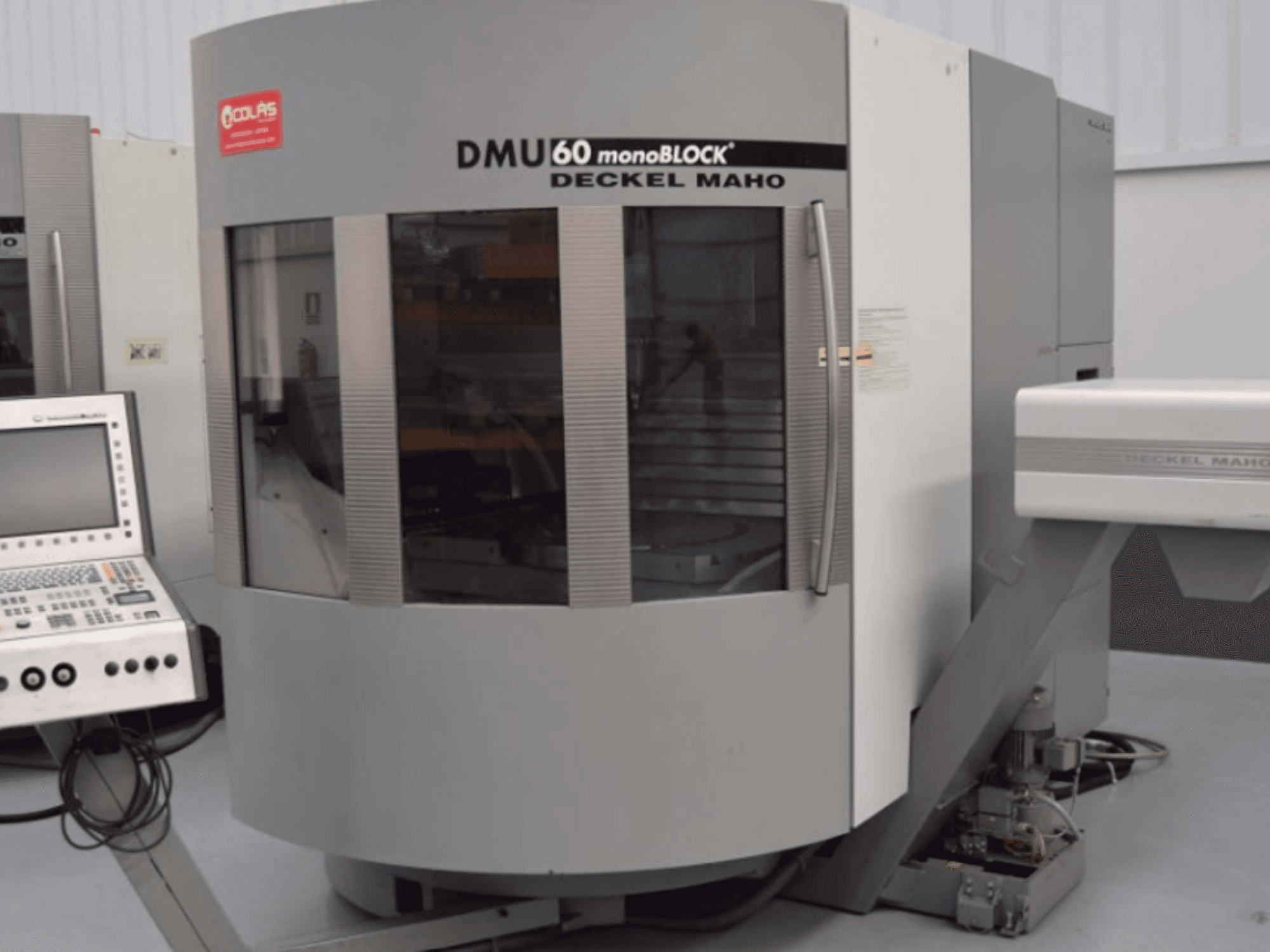 Vertikales Monoblock-Bearbeitungszentrum DMG DMU60, von vorne gesehen, mit dem Bedienfeld auf der linken Seite.