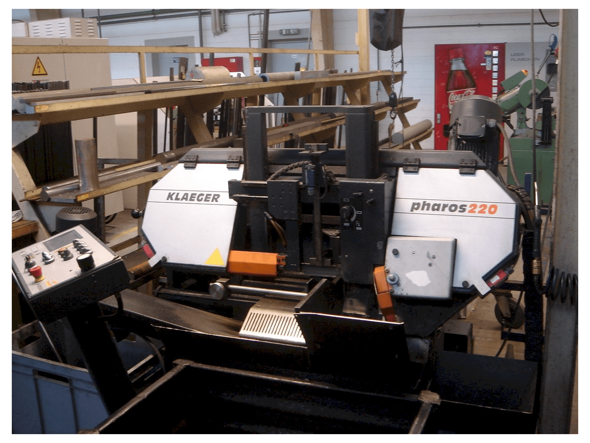 Frontansicht der Klaeger Pharos 220 Maschine