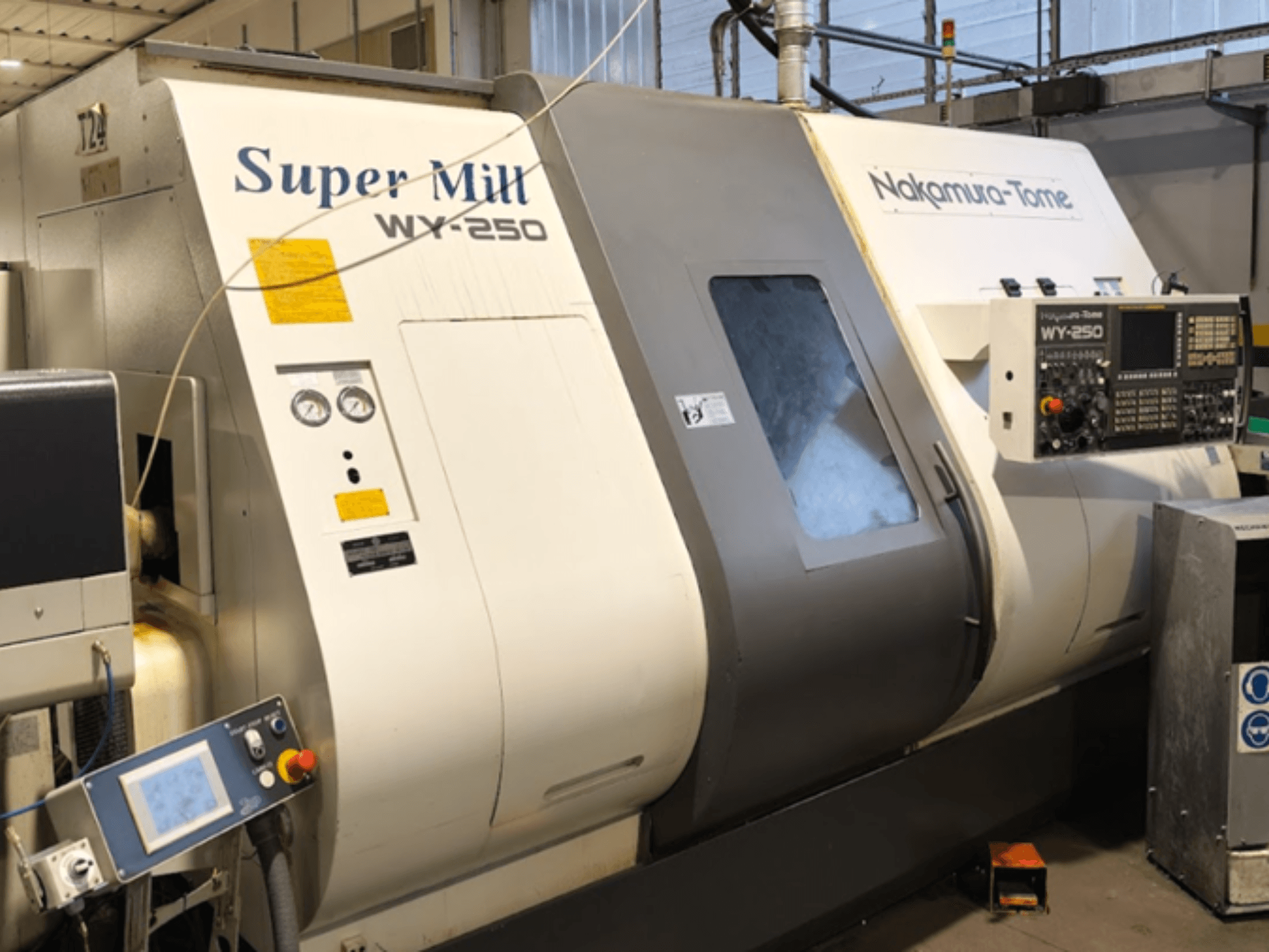 Horizontal-Drehmaschine NAKAMURA-TOME WY 250 in der Vorderansicht; mit Bedienfeld und Display, beschriftet mit "Super Mill".