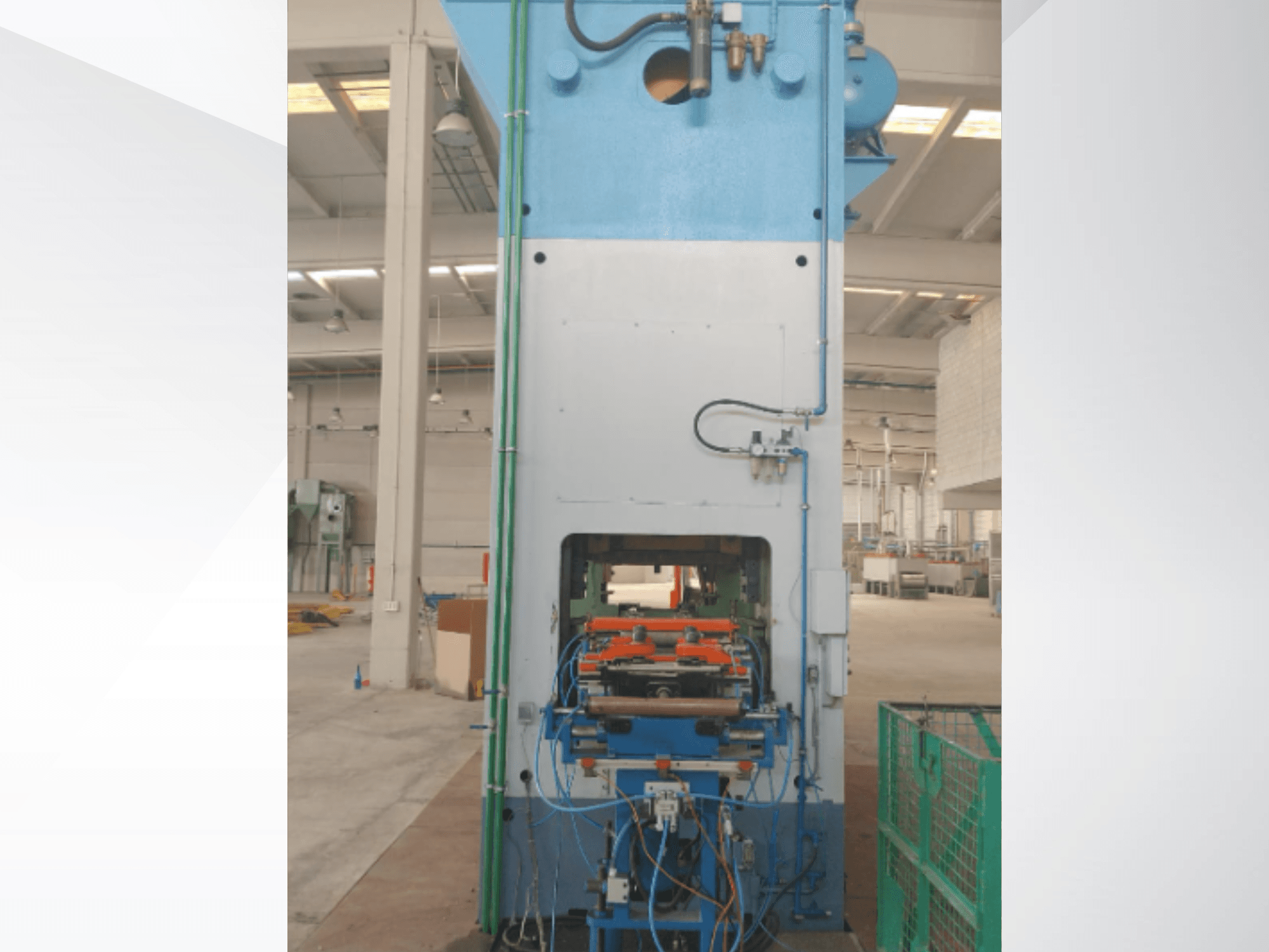Mechanische Stanzpresse AIDA 315/2MR/LD/TE 3, Frontansicht mit Bedienfeld und Hydraulikleitungen in einer Fabrik.
