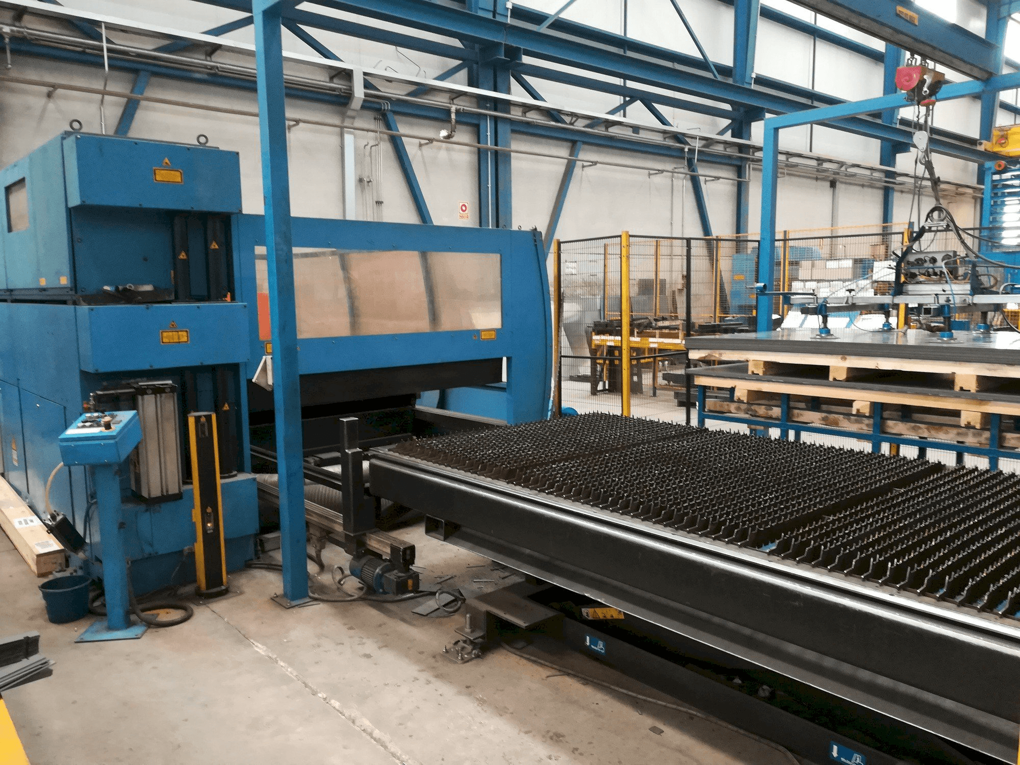 Frontansicht der Prima Industrie Platino 1530 Maschine