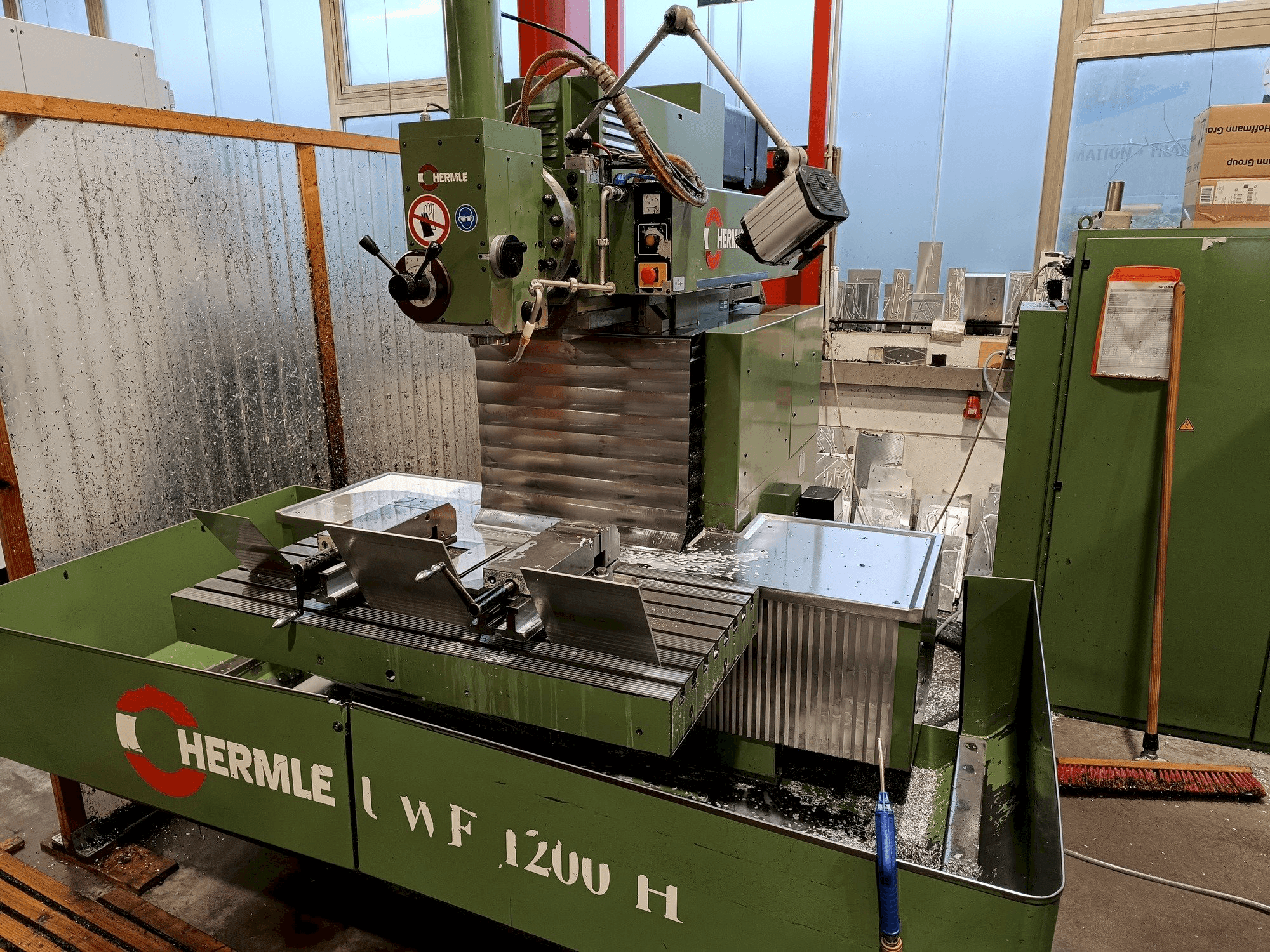 Frontansicht der HERMLE UWF1200 Maschine