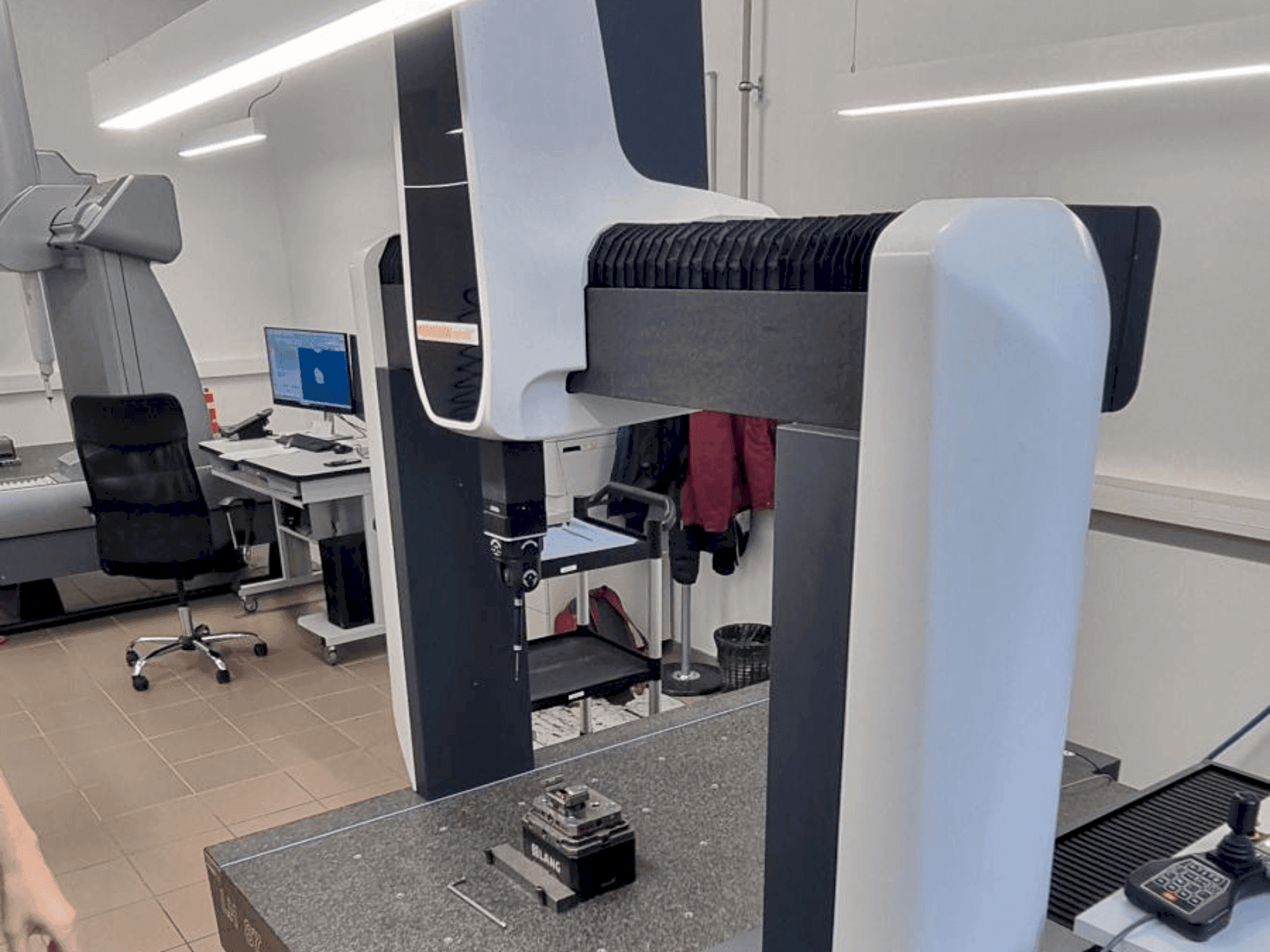 Frontansicht der Wenzel LH87 Maschine