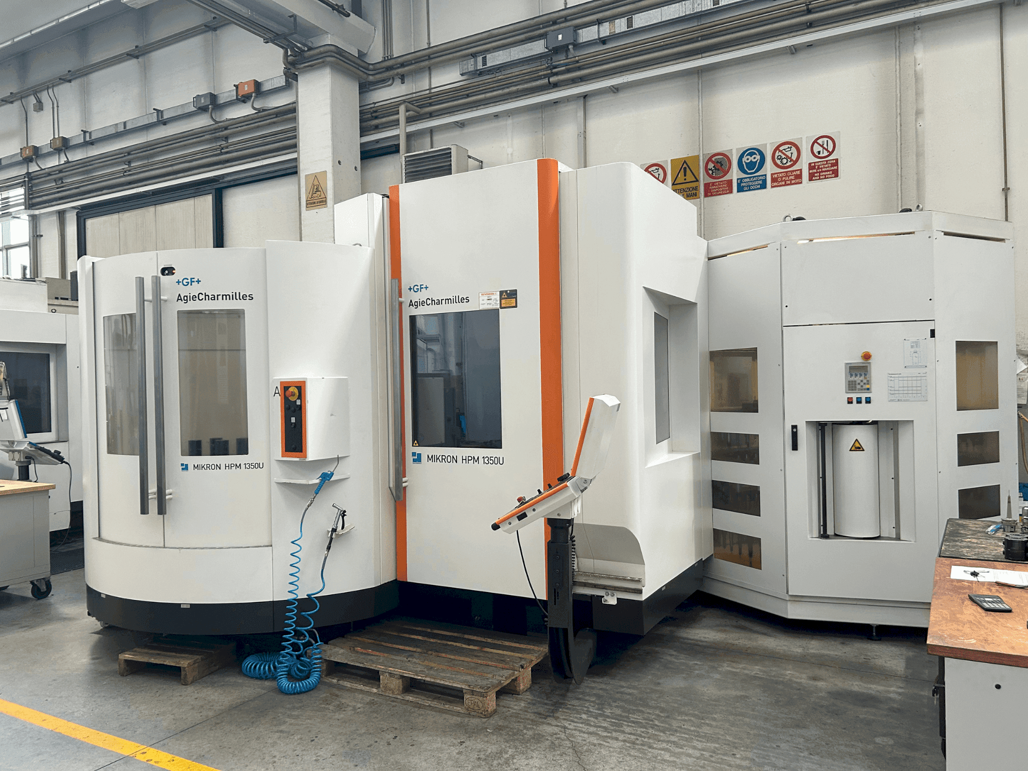 Frontansicht der AgieCharmilles MIKRON HPM 1350U Maschine