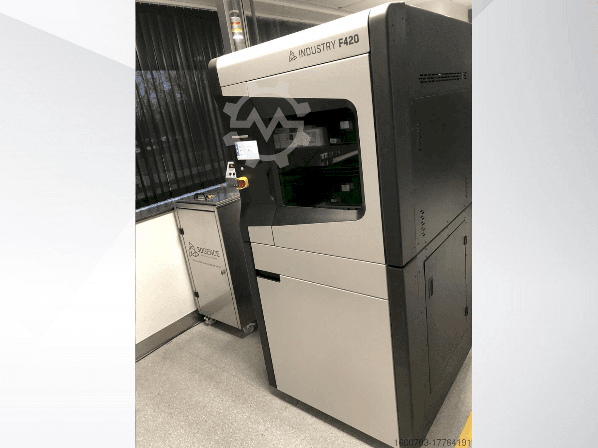 Frontansicht der 3DGENCE Industry F420 Maschine